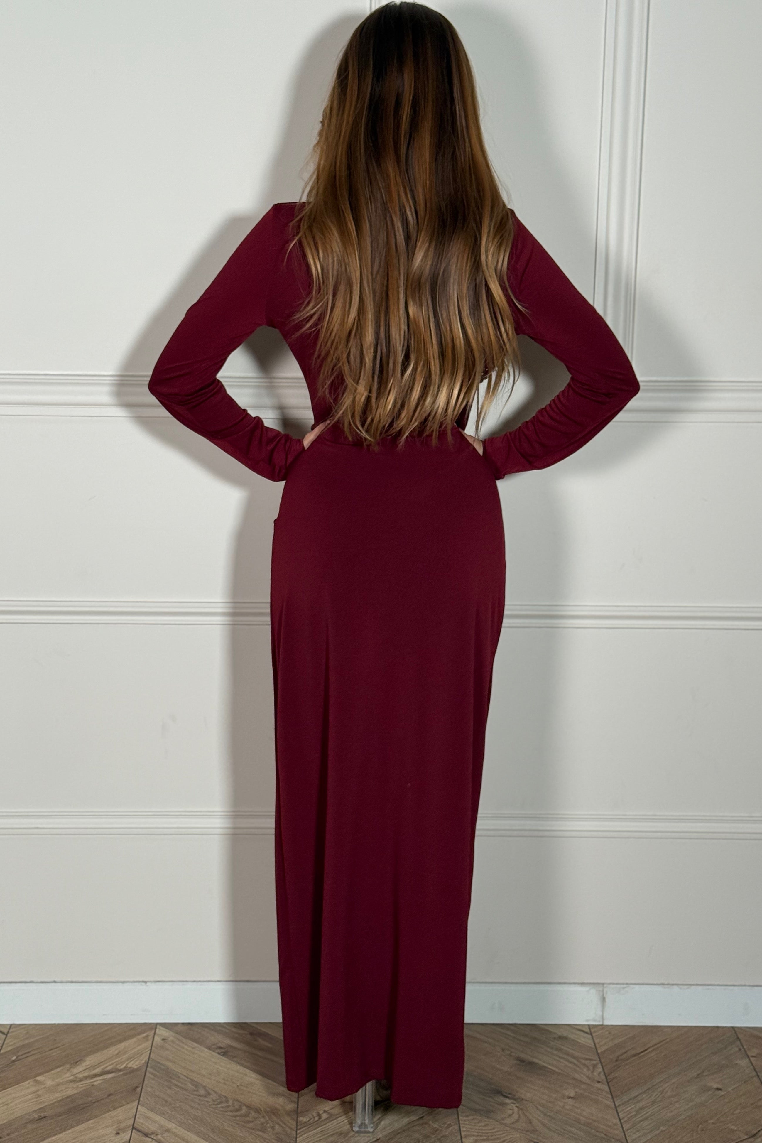 Vue de dos de la robe avec cordon tressé, coupe flatteuse et tombé parfait