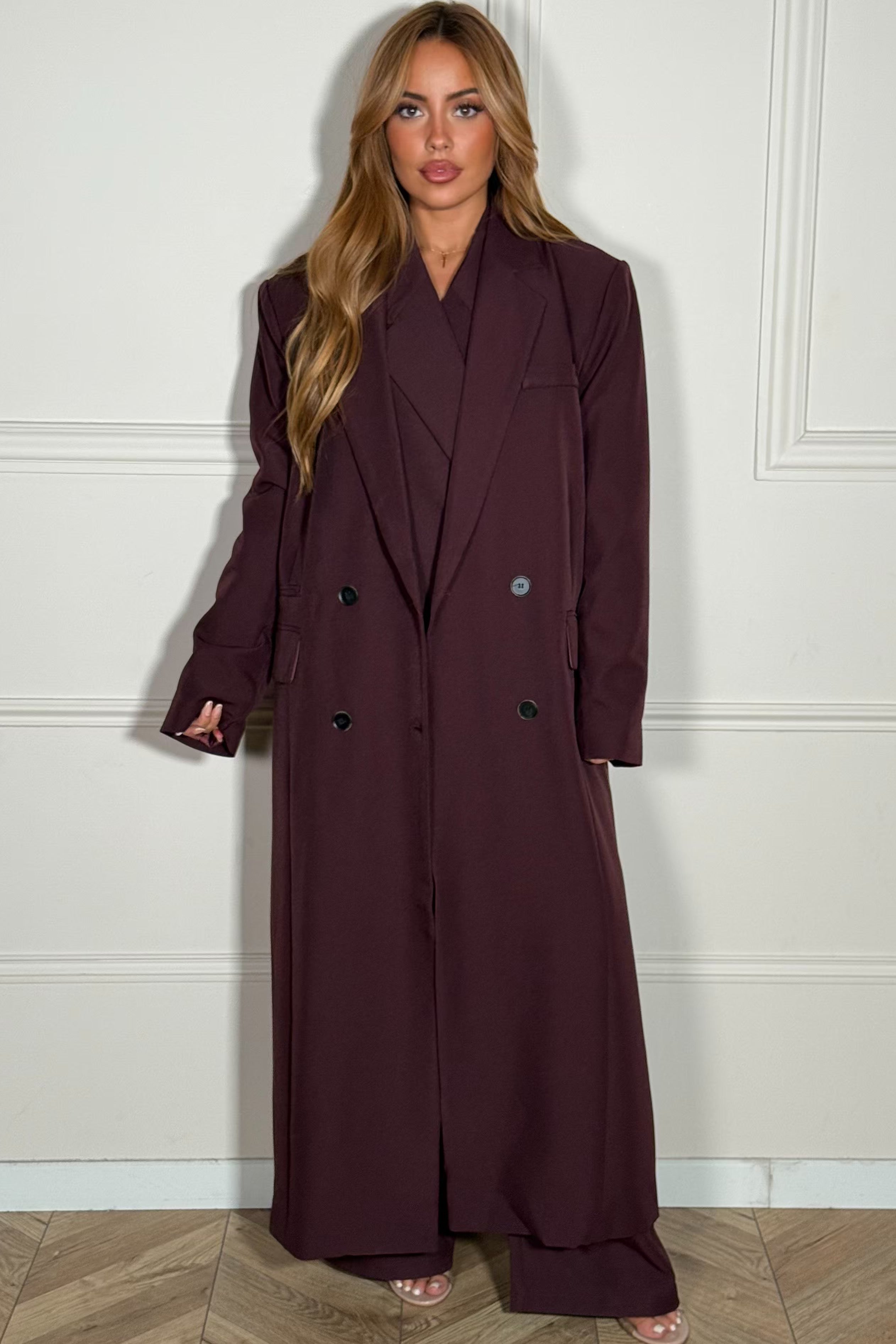 Blazer femme oversize beige porté ouvert, coupe moderne et décontractée