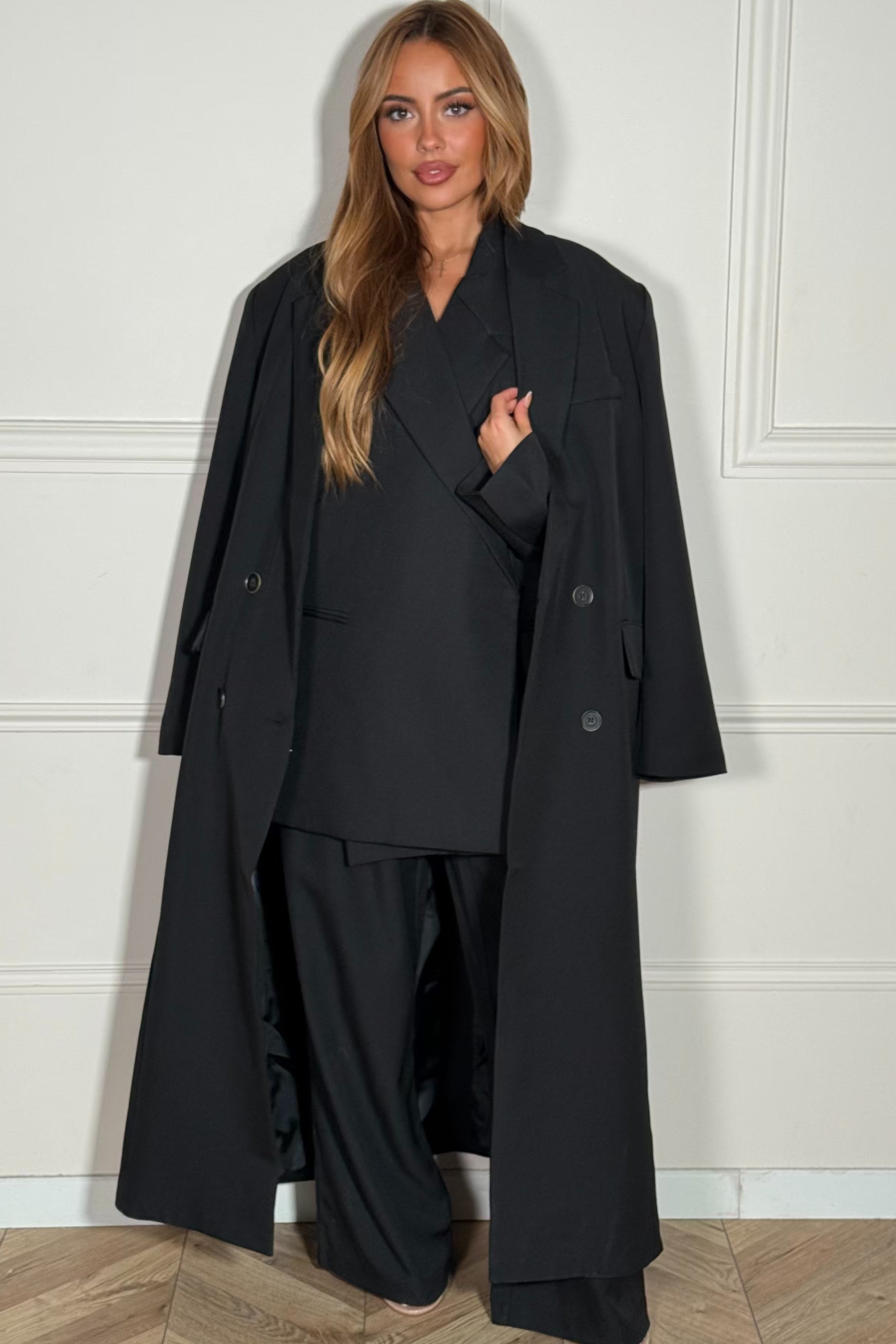 Femme en blazer oversize beige, styling décontracté-chic avec pantalon