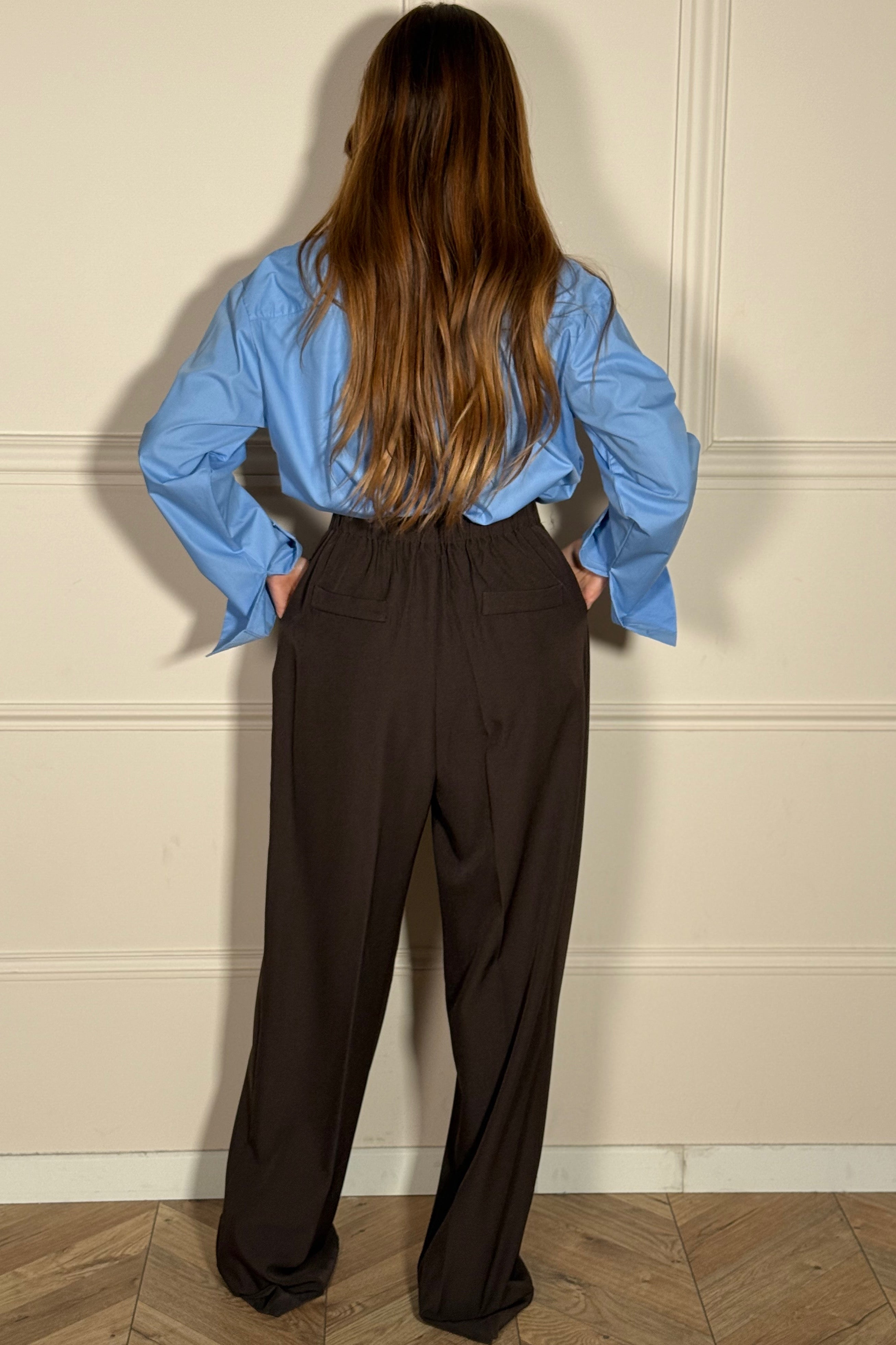 Pantalon à pince ample femme vue de dos, taille haute