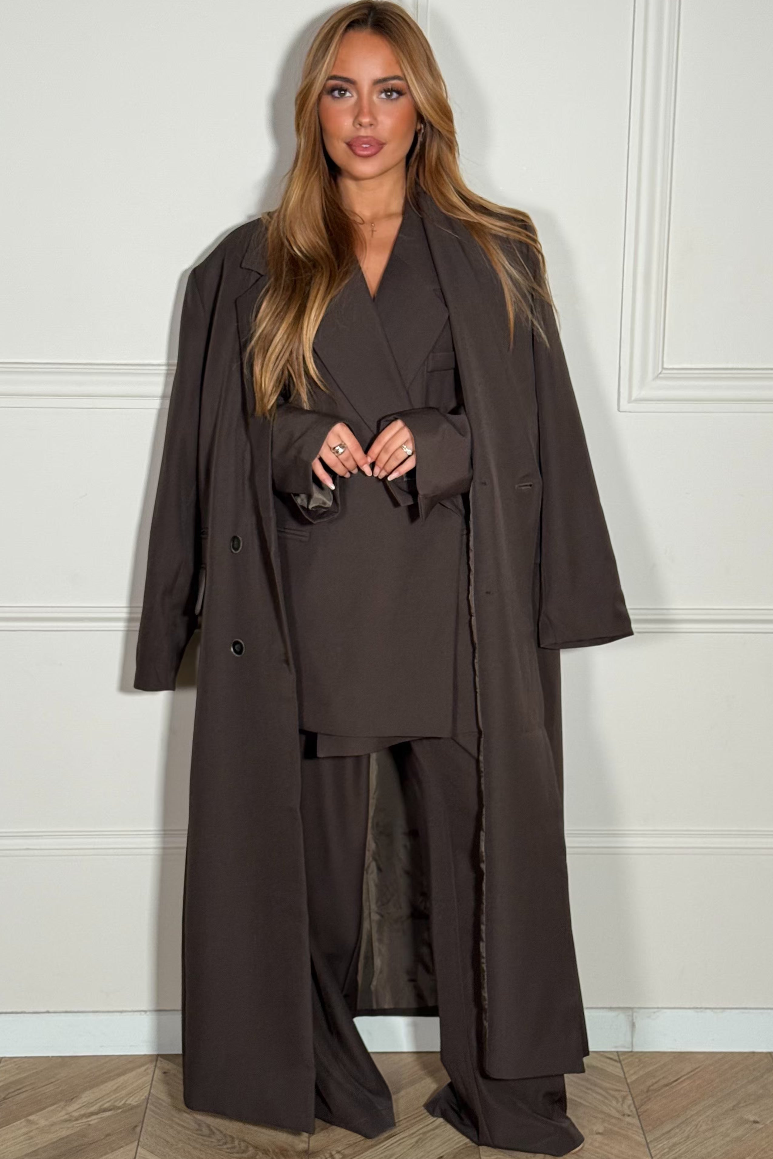 Blazer oversize choco en mouvement, fluidité et confort de la coupe