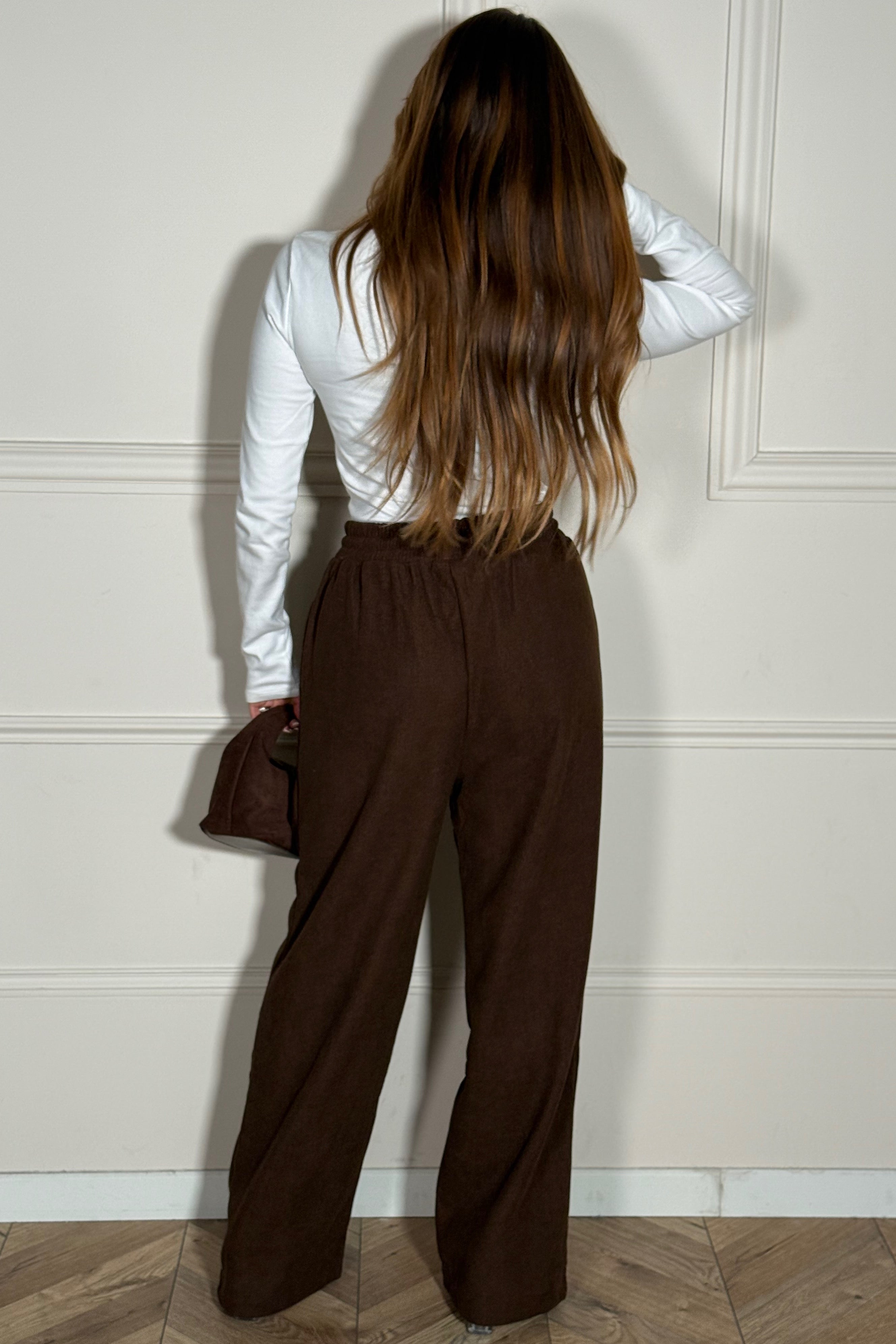 Femme portant le jogging velours côtelé coupe droite, look décontracté chic