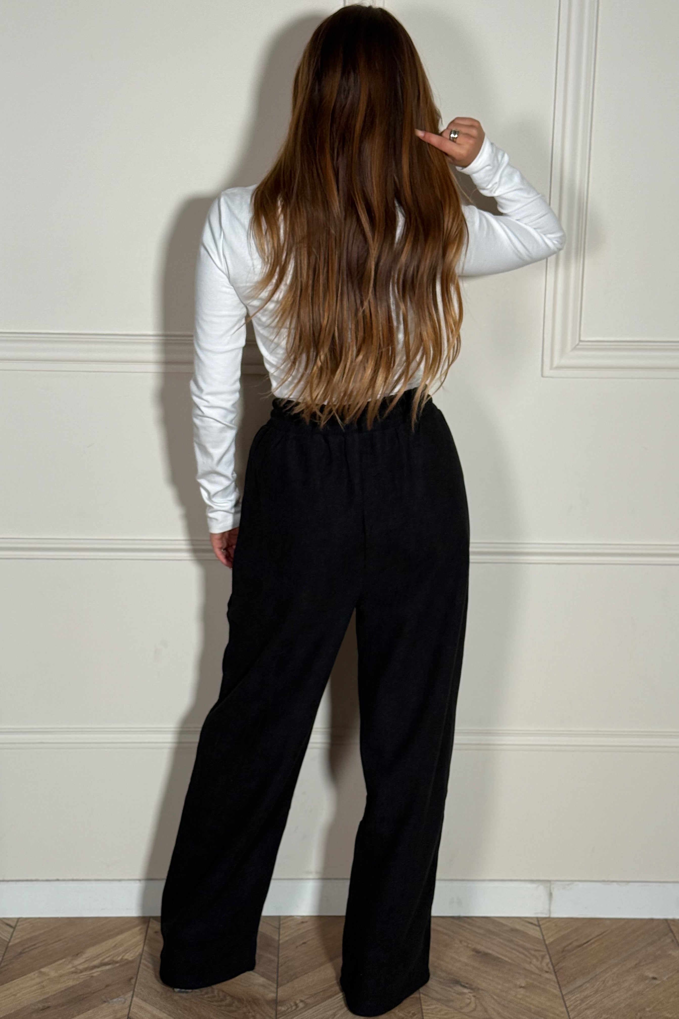 Gros plan texture velours côtelé du jogging femme, détail matière premium