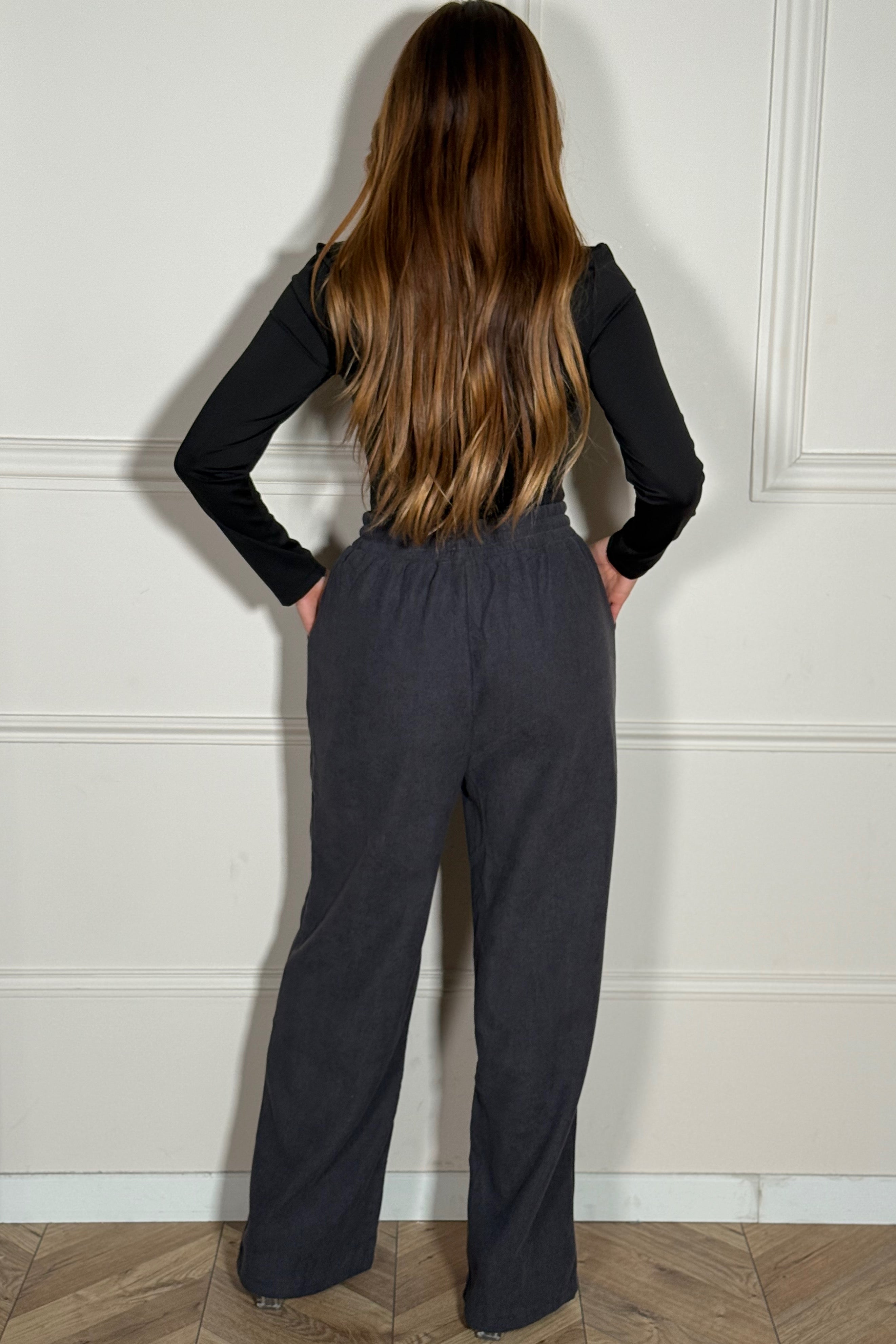 Vue arrière jogging femme velours côtelé, coupe flatteuse et confortable