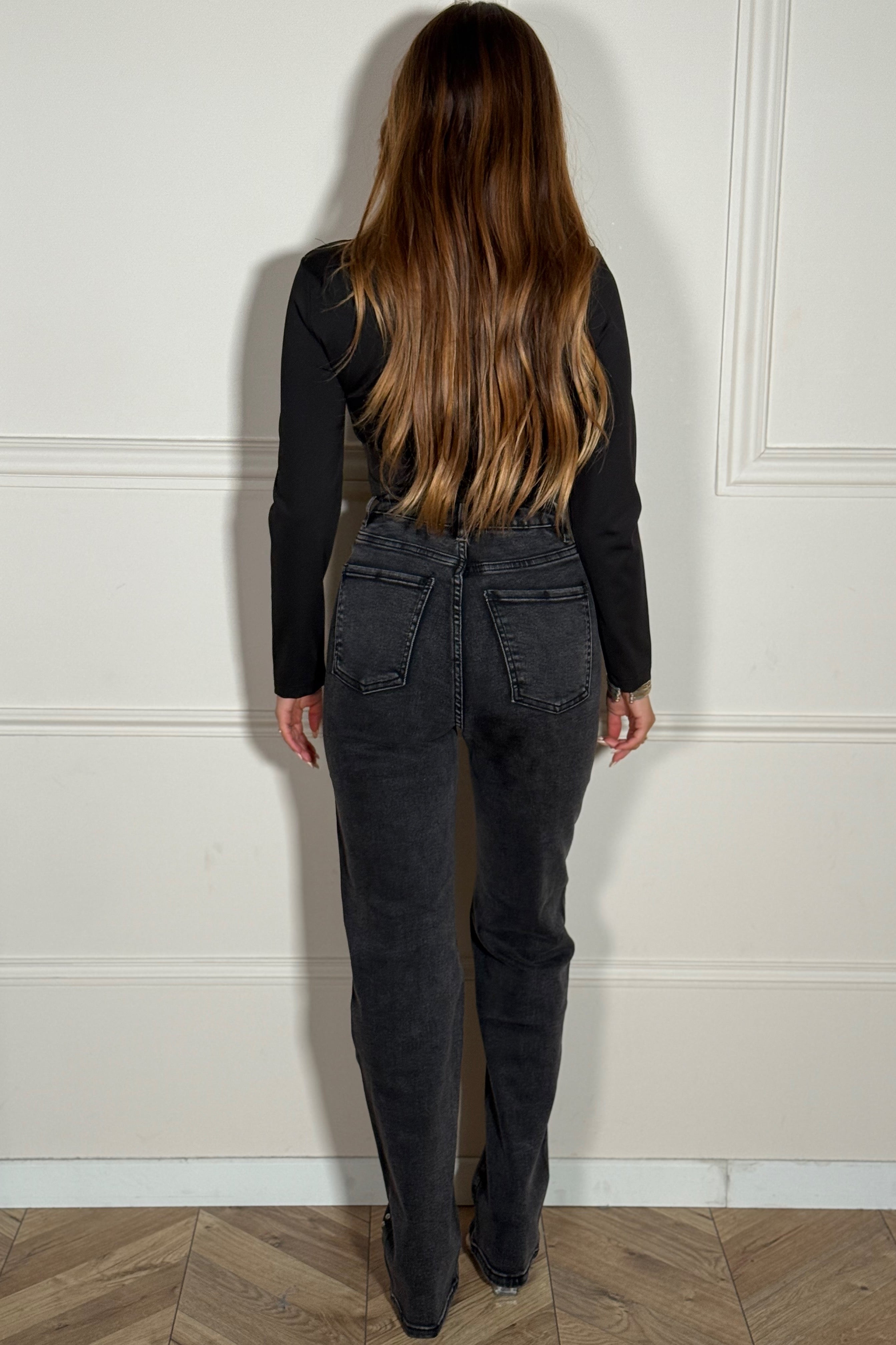 Jean clouté femme vue arrière montrant la coupe droite et les finitions