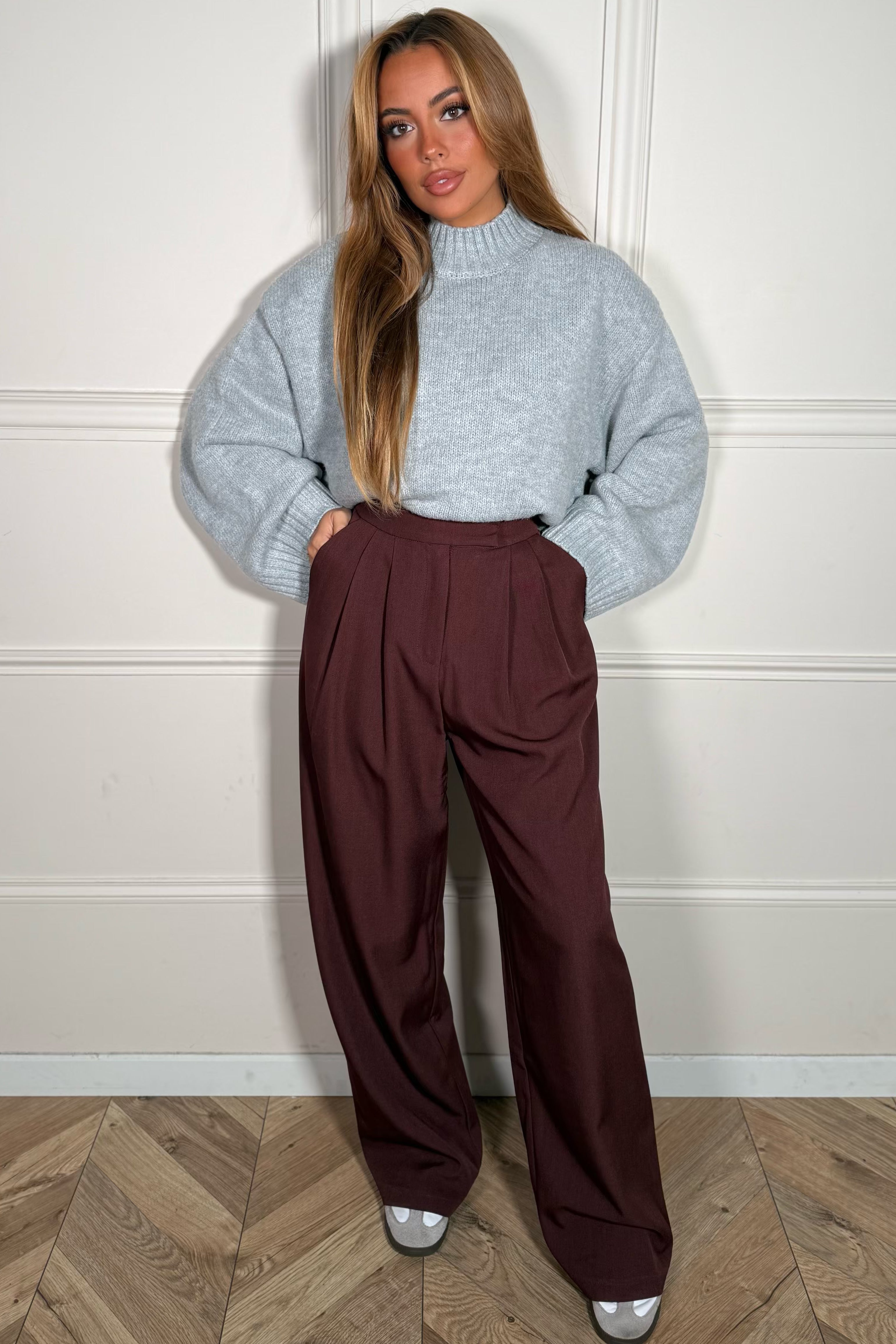Détail de la pince du pantalon oversize femme - finition soignée vue de face