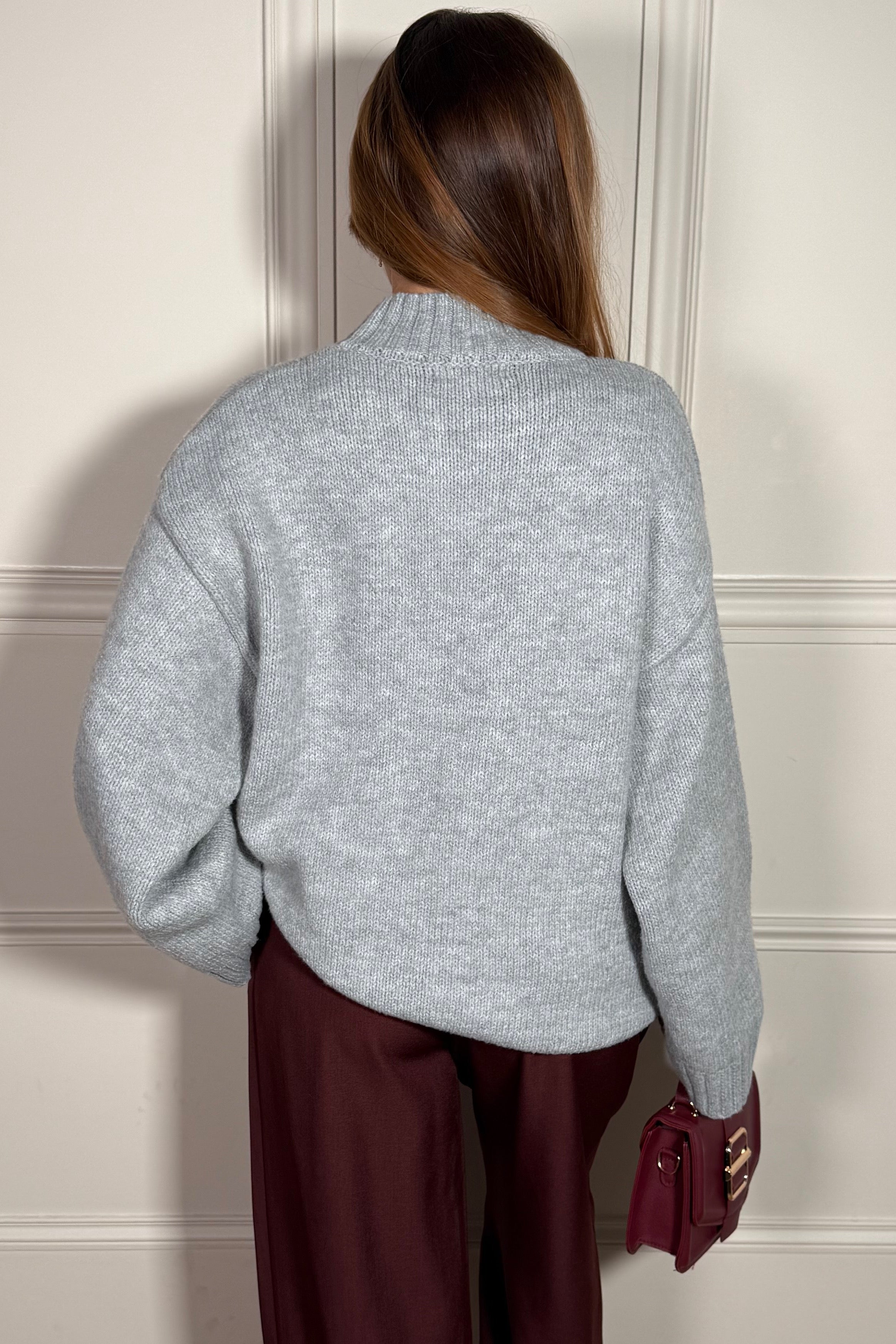 Détail du dos du pull oversize - ligne épurée et style contemporain