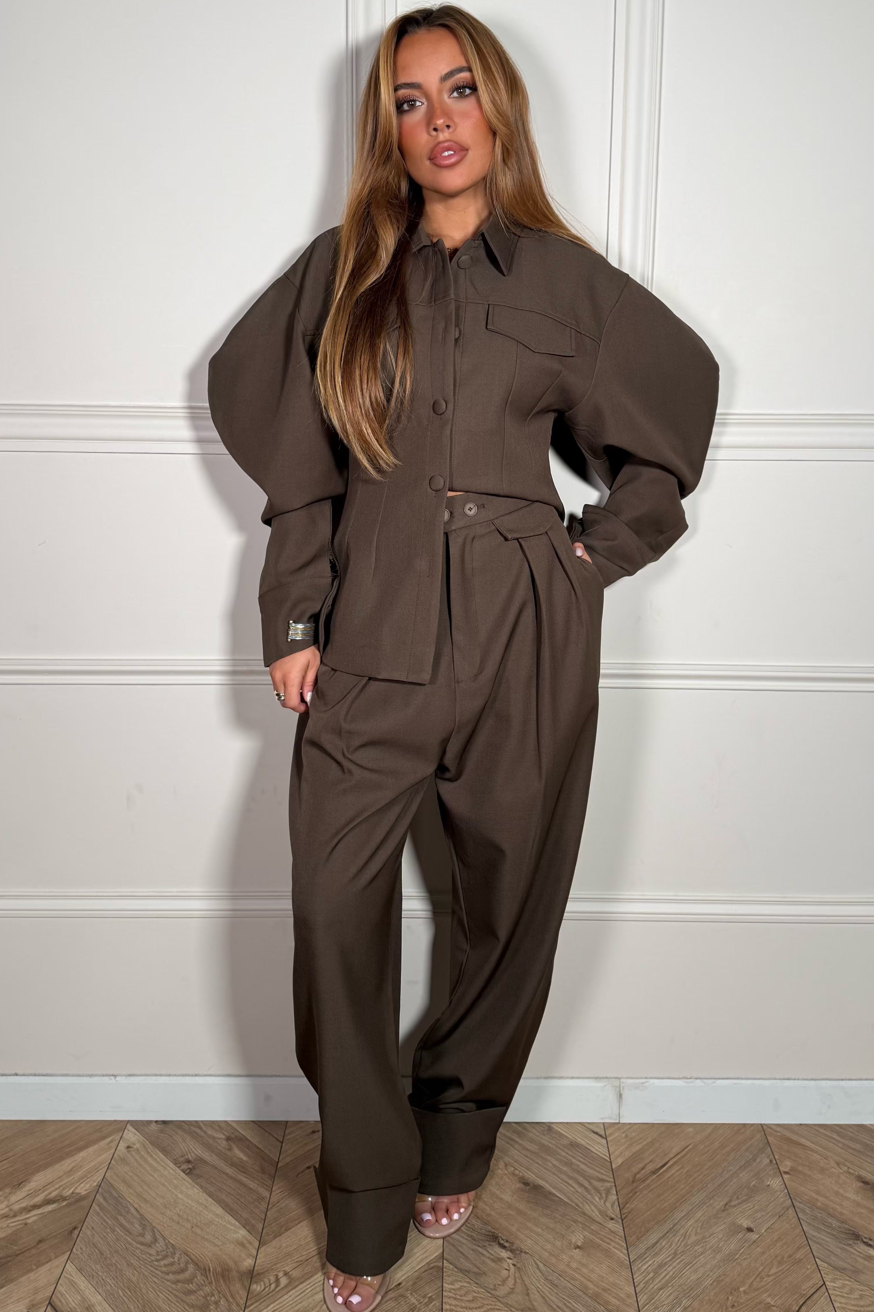 Ensemble veste ballon et pantalon à revers femme vue de face - style moderne coordonné