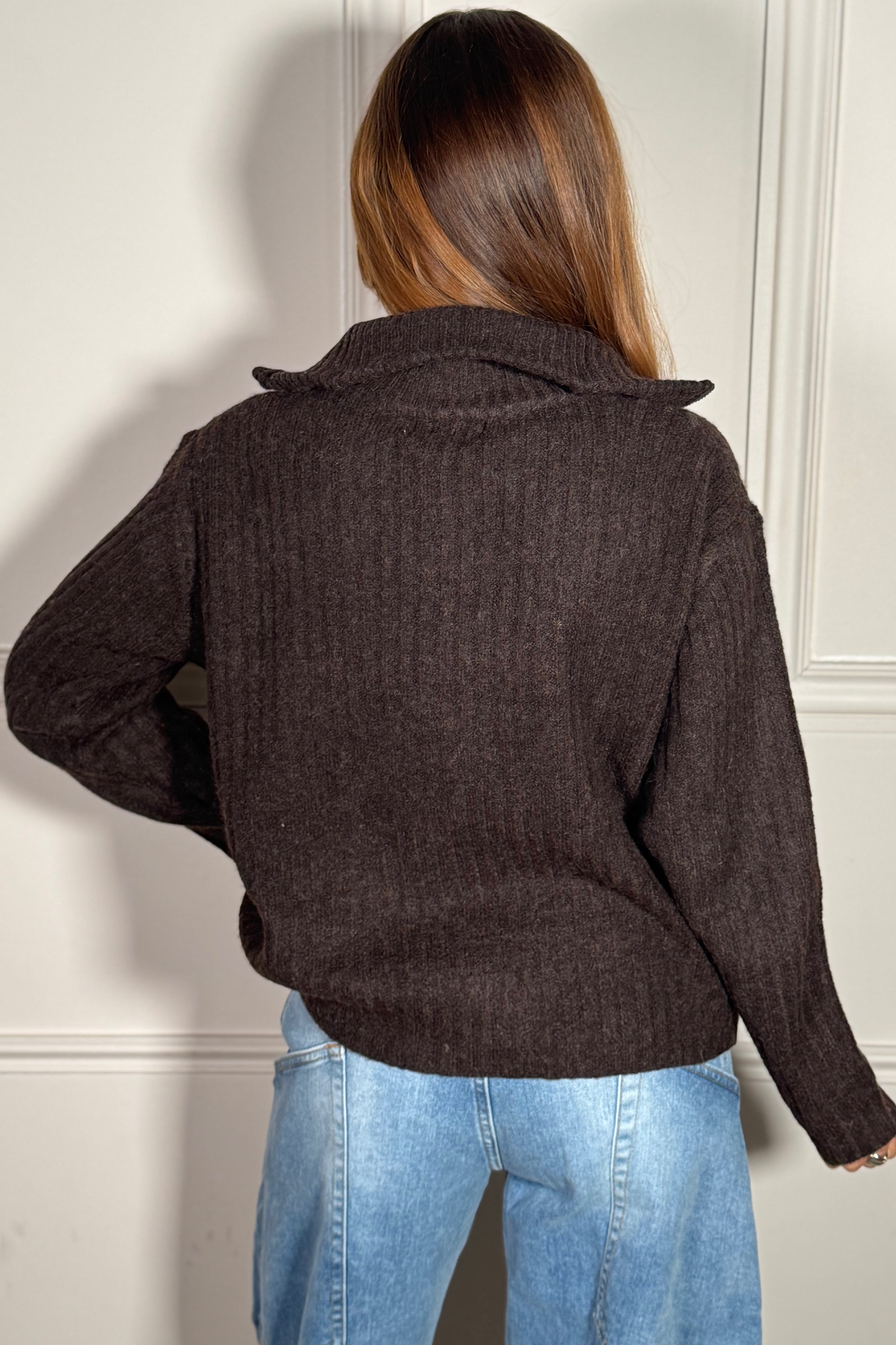 Gilet maille à zip femme vue de dos - coupe flatteuse et harmonieuse