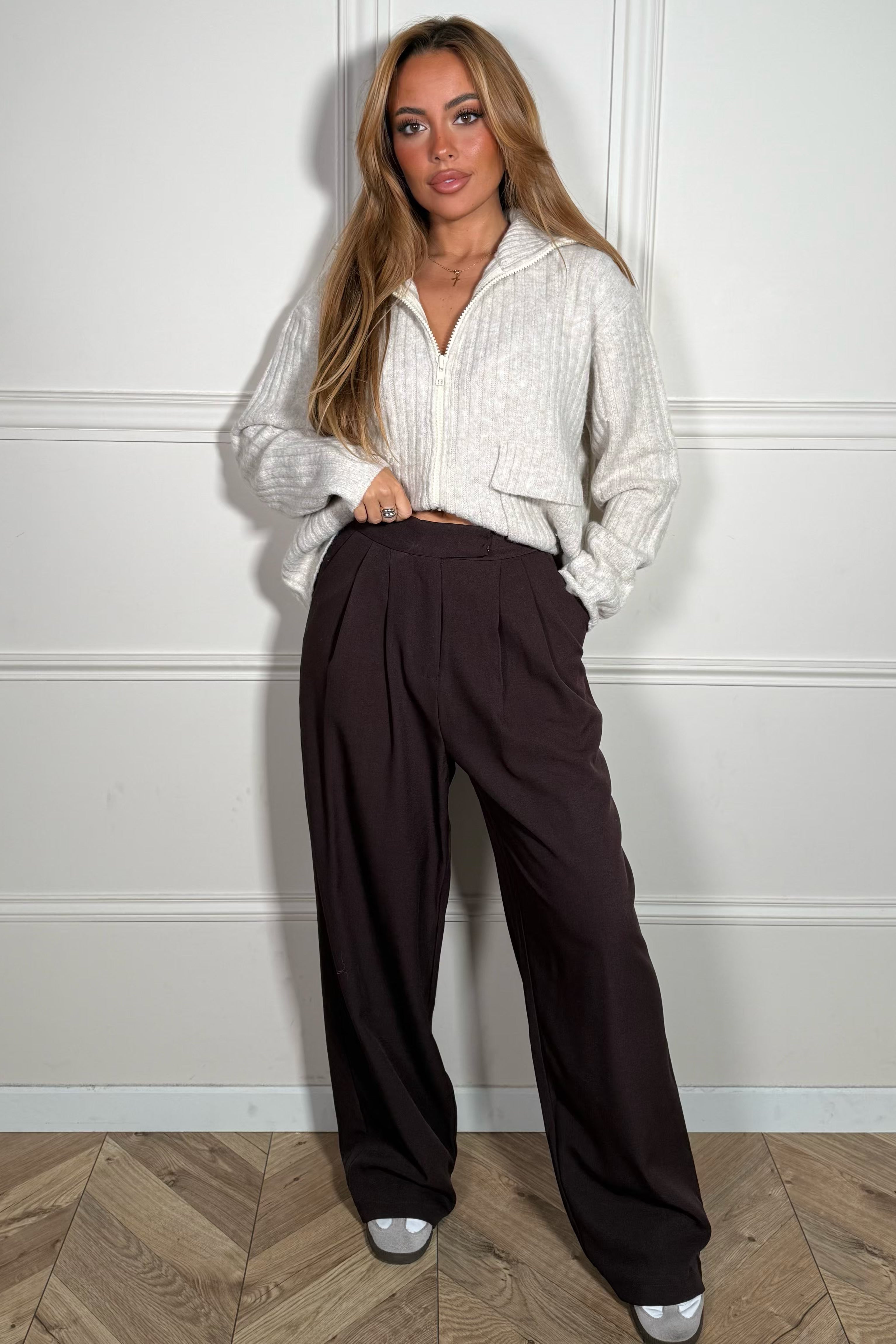 Pantalon oversize femme porté de face - style décontracté et confortable