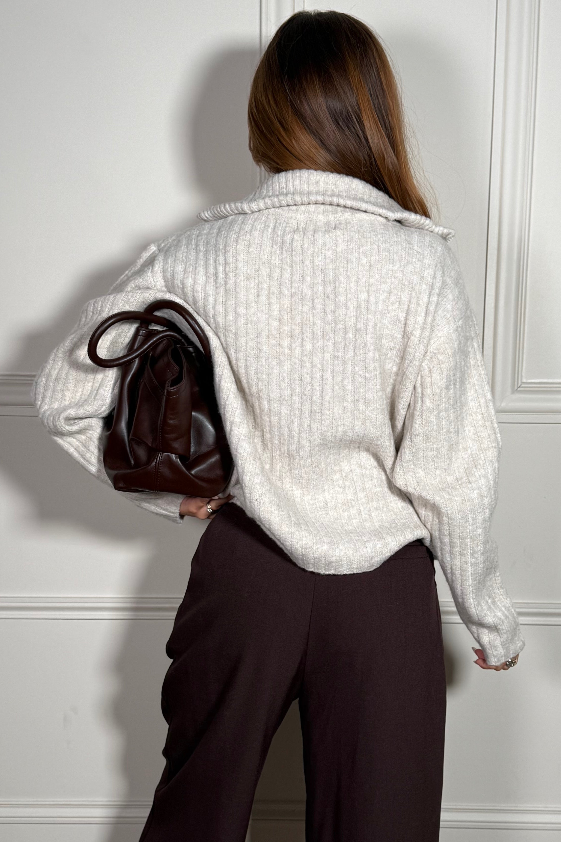 Détail du dos du gilet maille - ligne épurée et style moderne