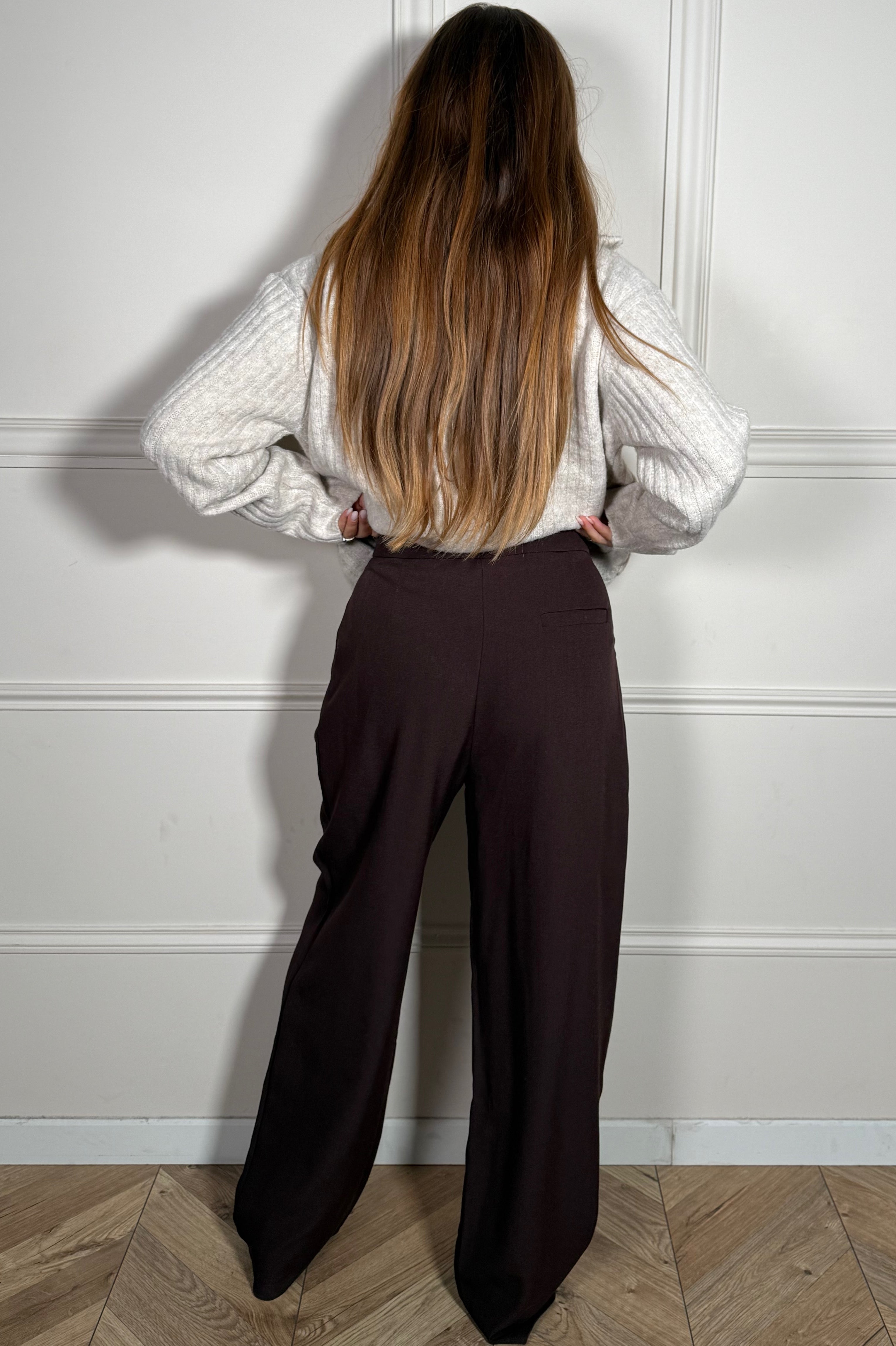 Pantalon oversize femme porté de dos - silhouette harmonieuse et contemporaine