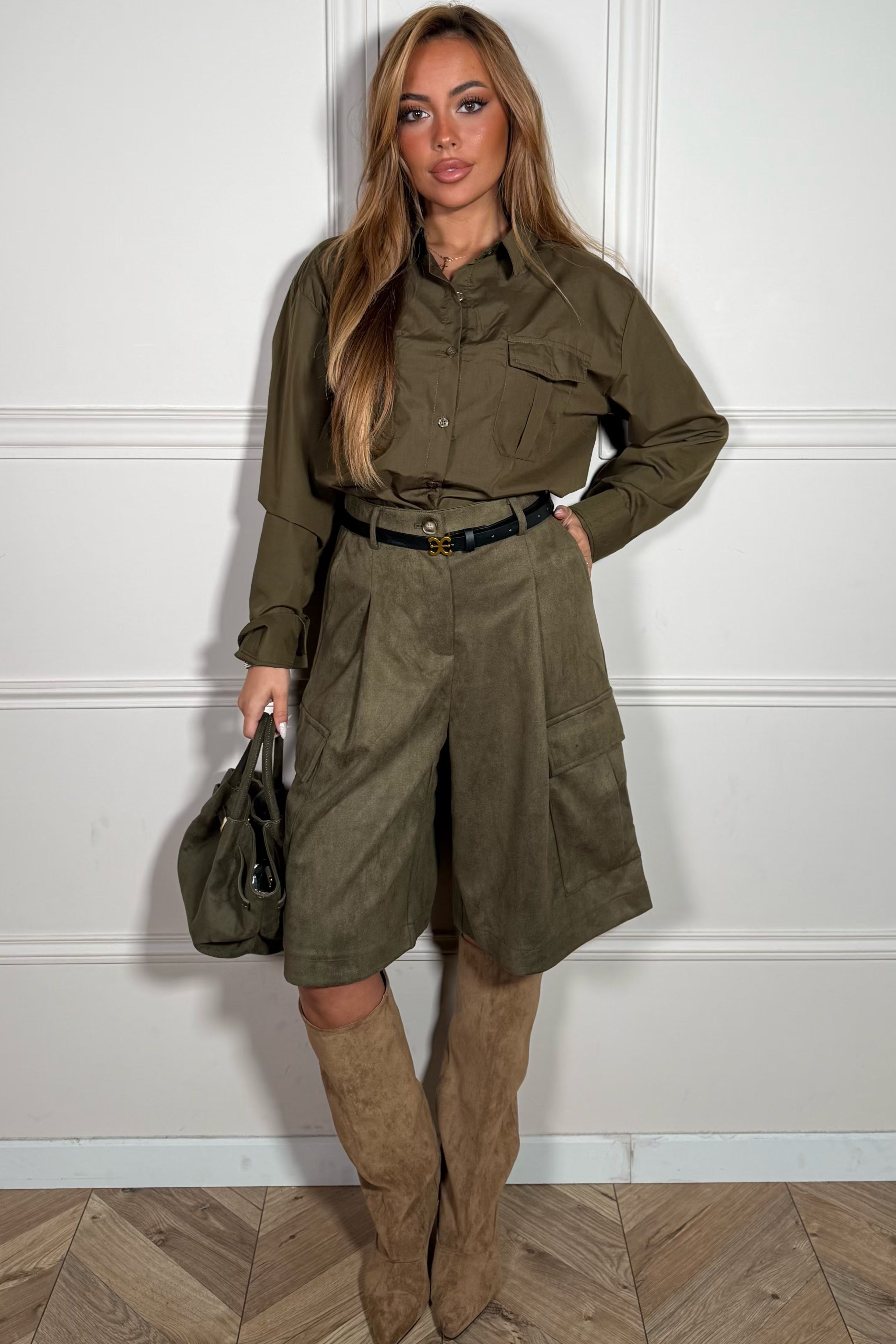Bermuda cargo femme style militaire vue de face - coupe moderne avec poches fonctionnelles