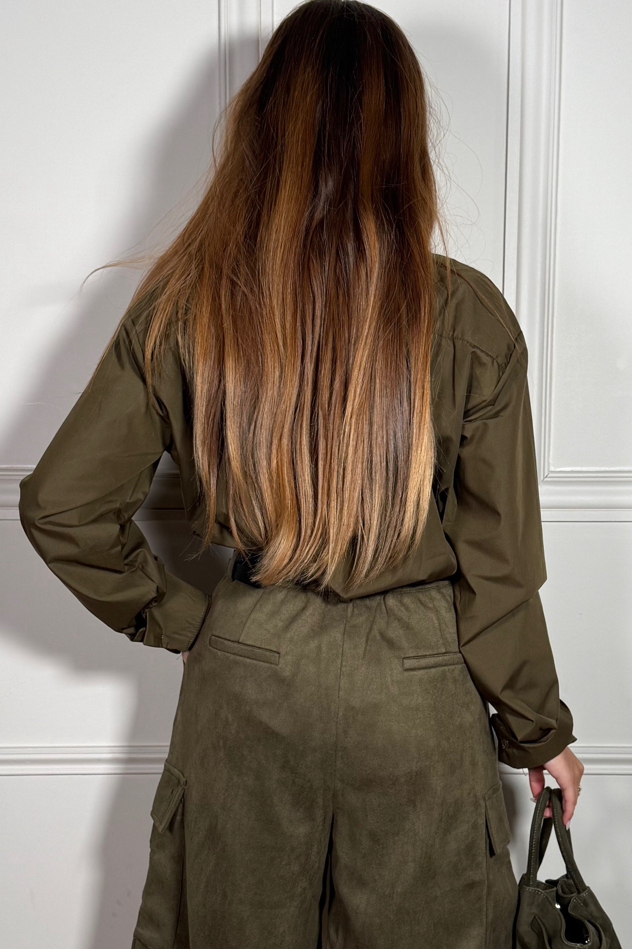 Chemise cargo femme vue de dos - coupe moderne - détails style cargo