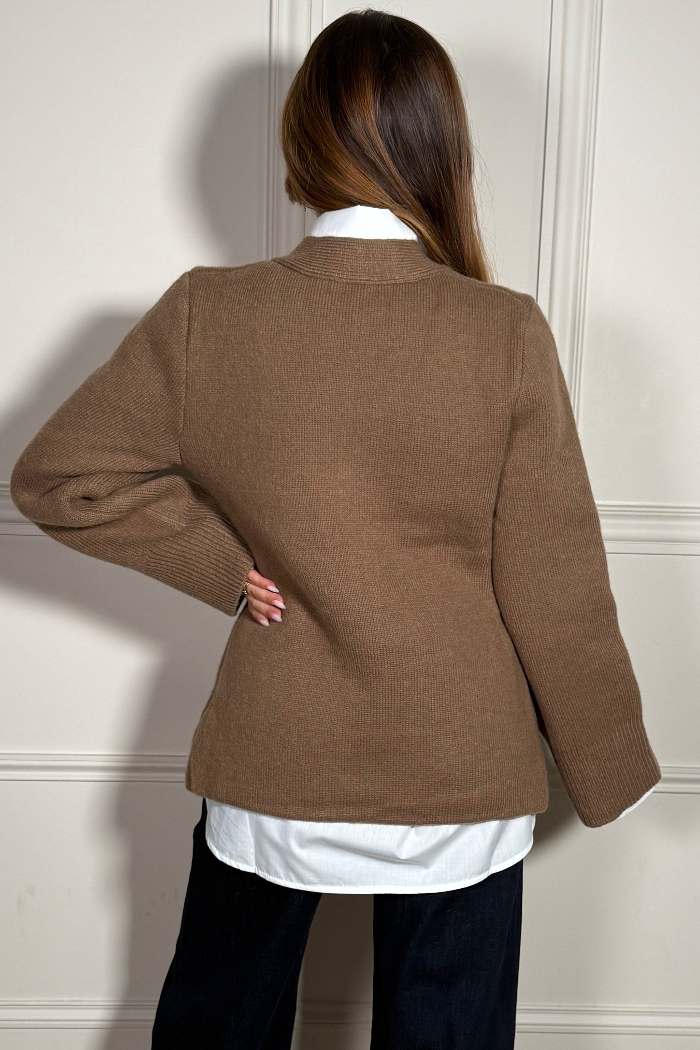 Veste maille épaisse boutonnée femme vue de dos - coupe moderne et flatteuse