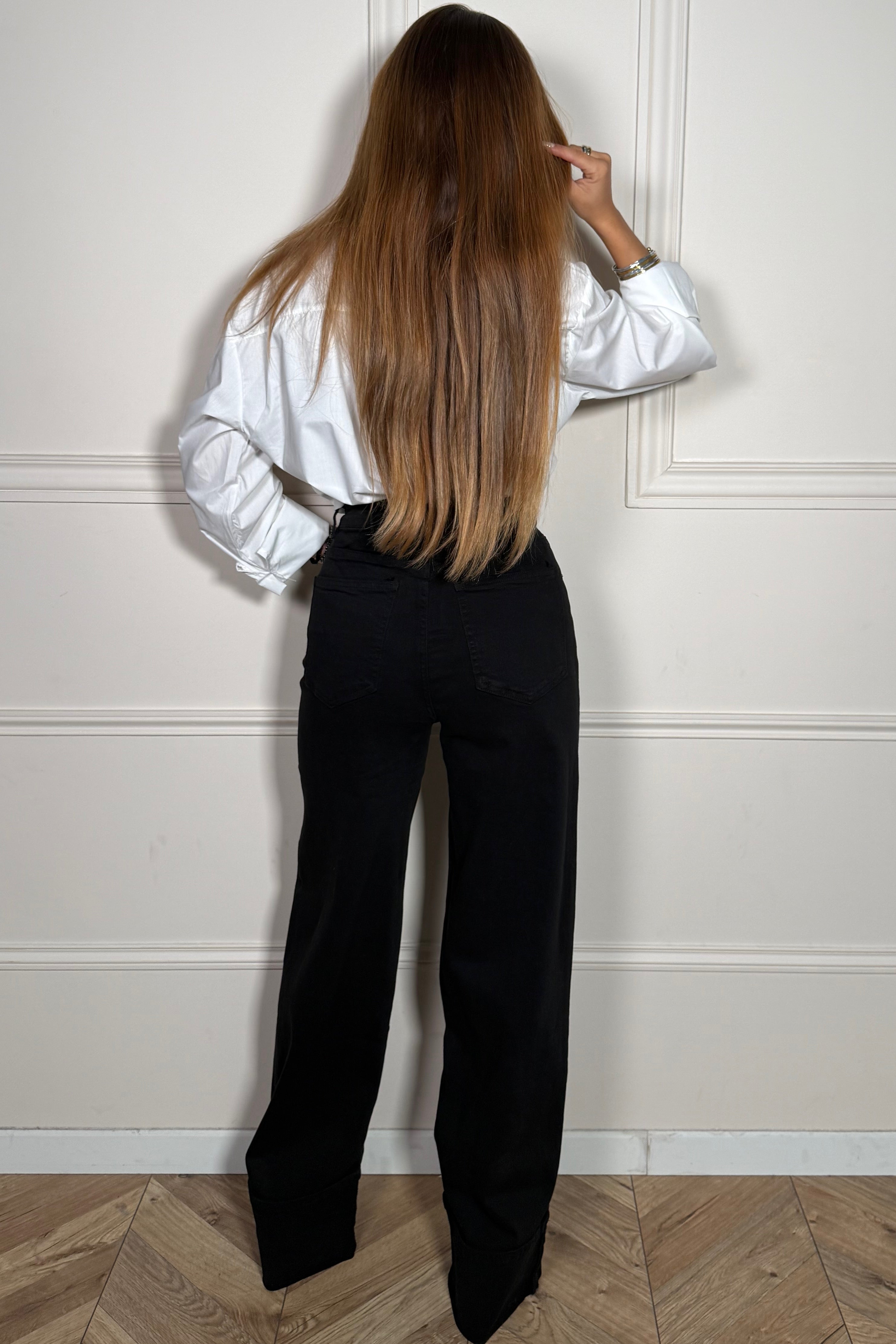 Détail du dos du jeans wide leg - silhouette équilibrée et style contemporain
