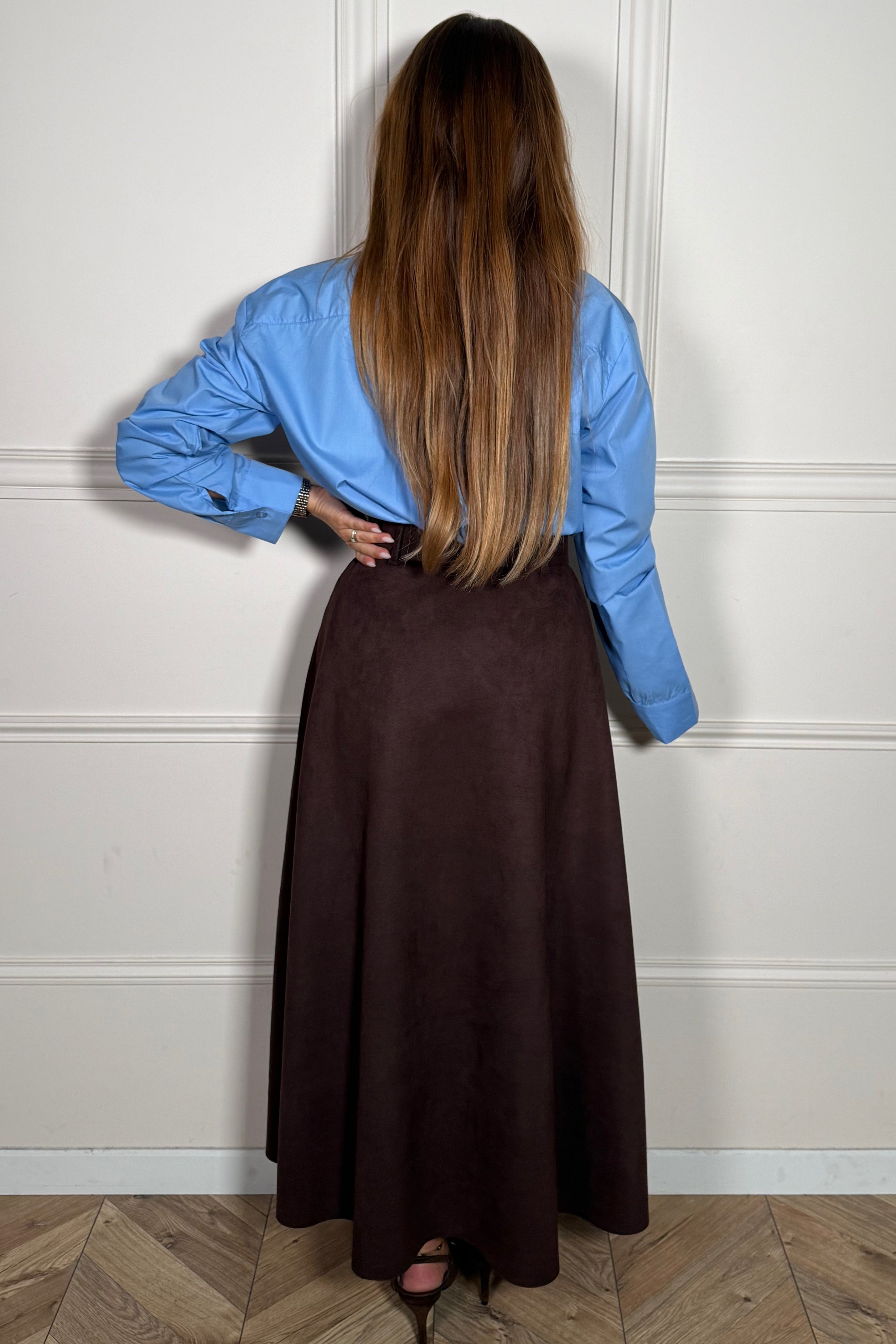 Détail jupe suédine ample avec ceinture assortie - texture premium et coupe fluide BLOOSHOP