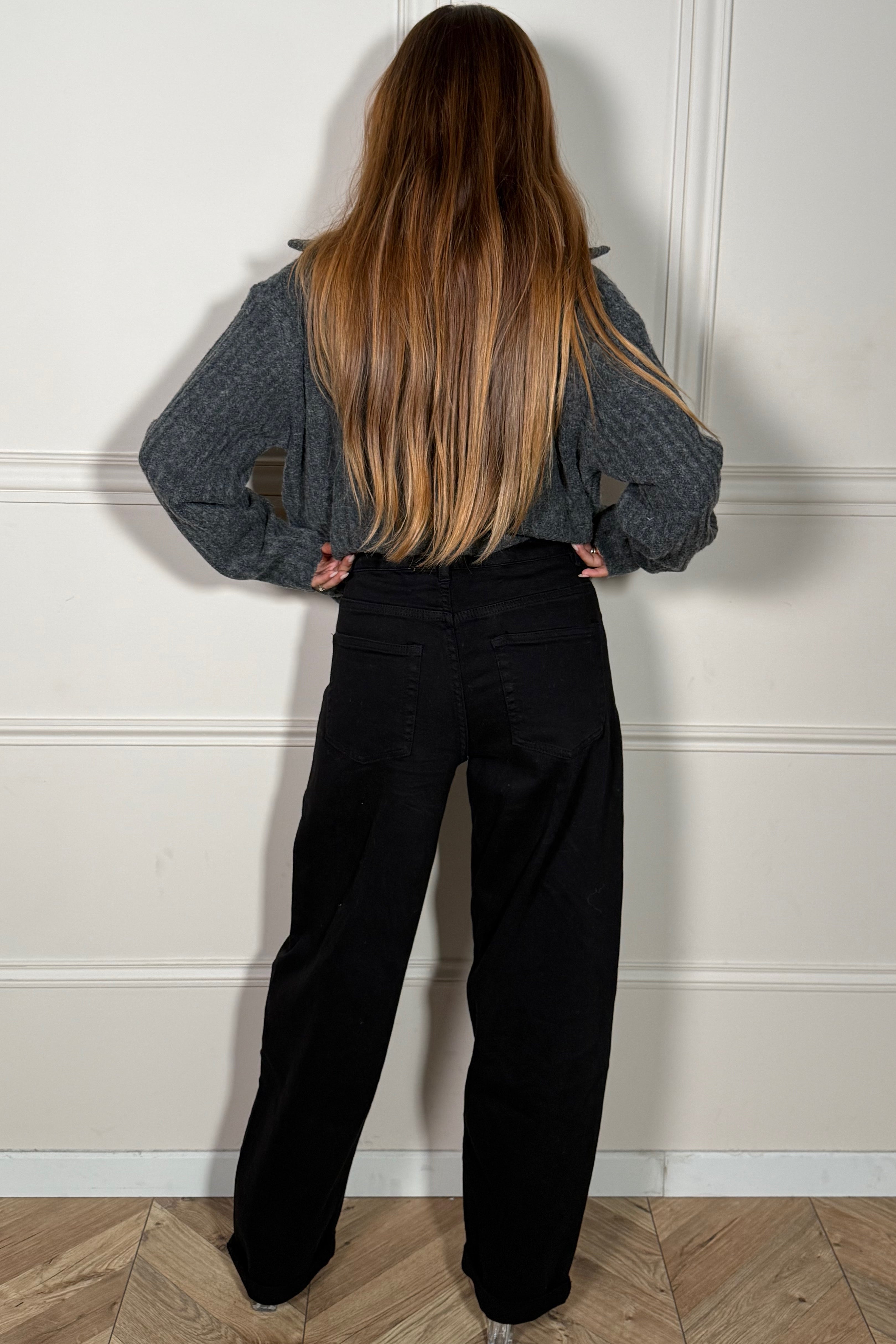 Femme portant le jean coupe ballon avec top moderne, look casual-chic