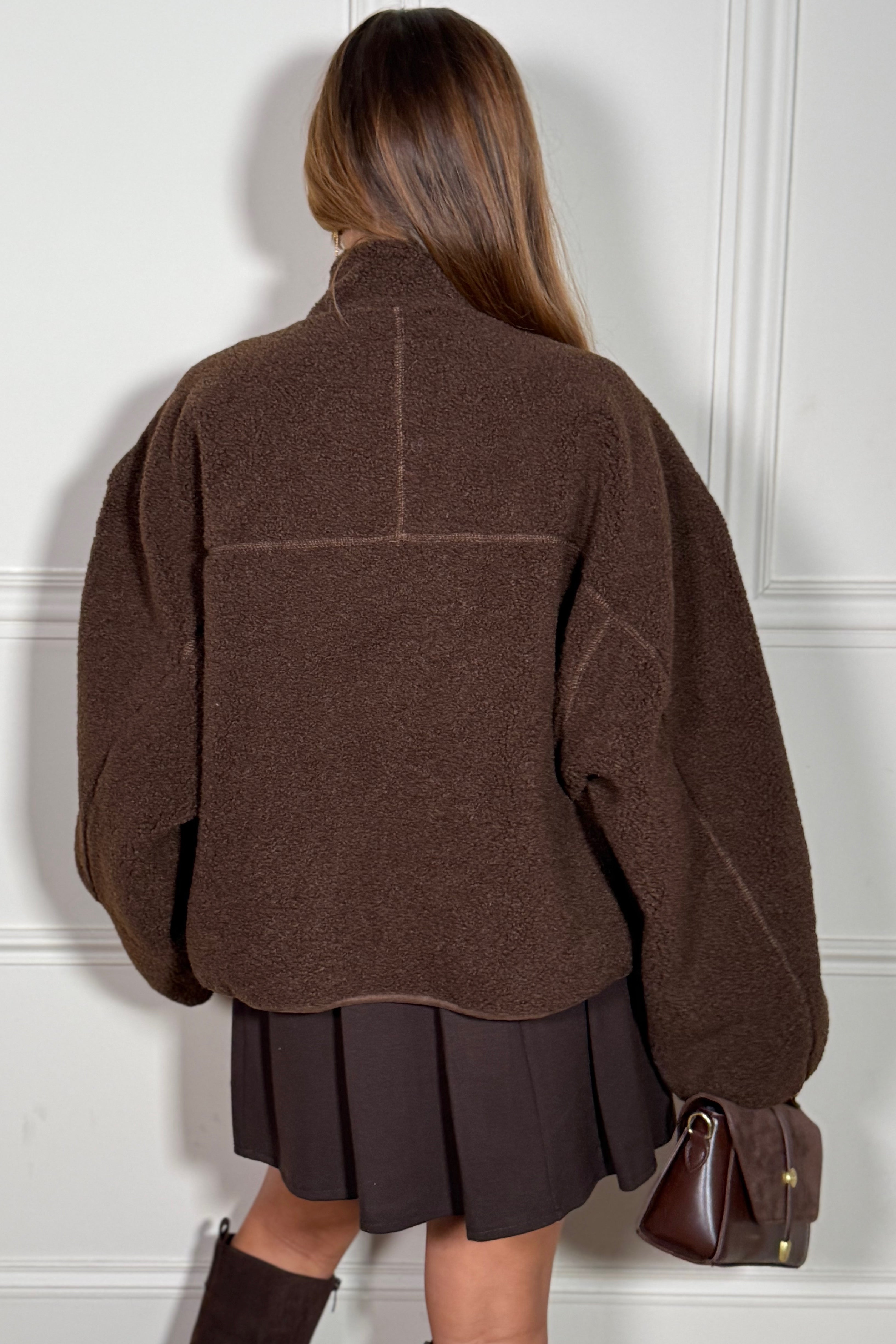 Détail de la matière polaire ultra-douce du manteau oversize femme