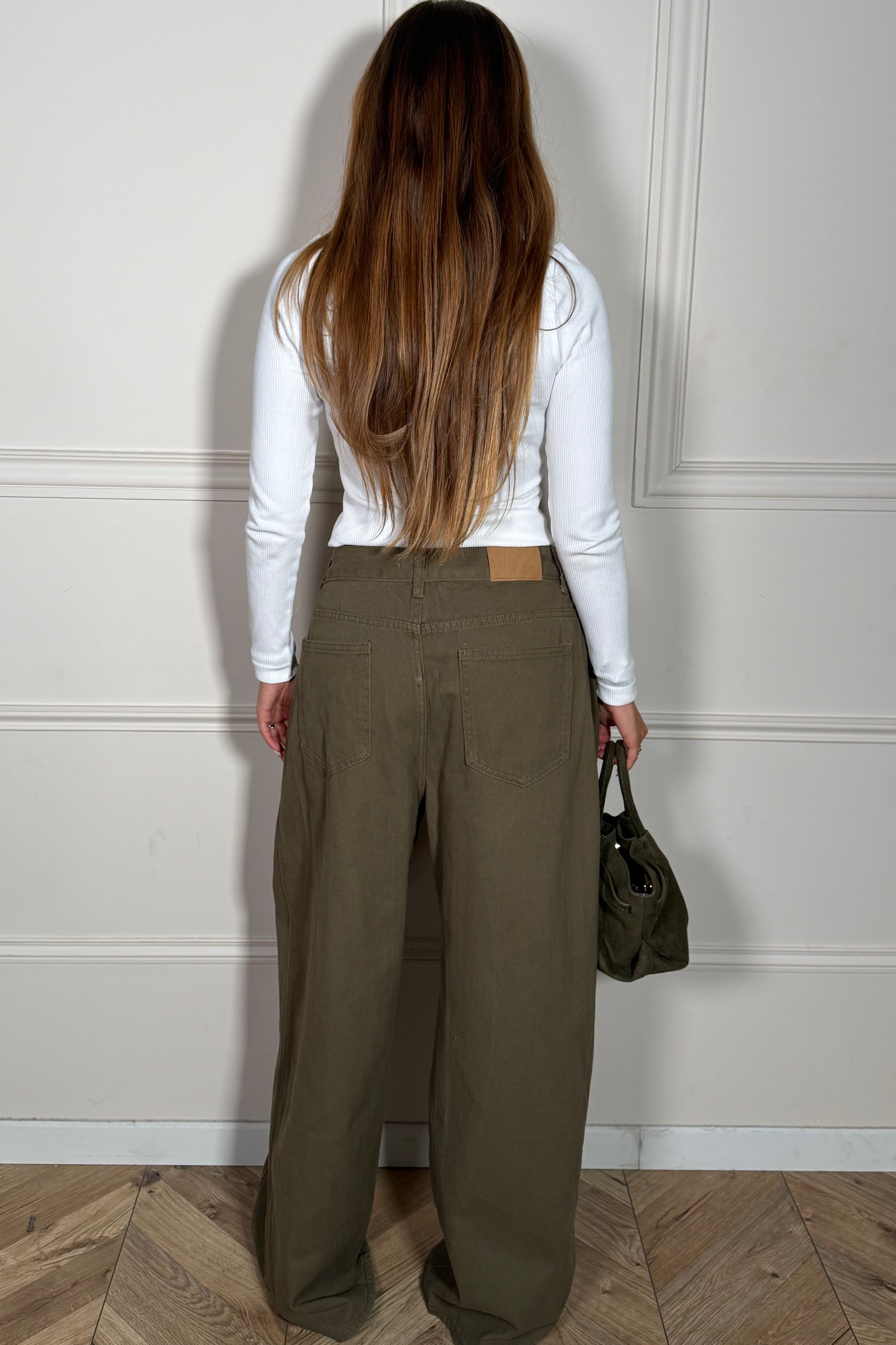 Vue arrière du jean oversize femme montrant la coupe flatteuse et les finitions