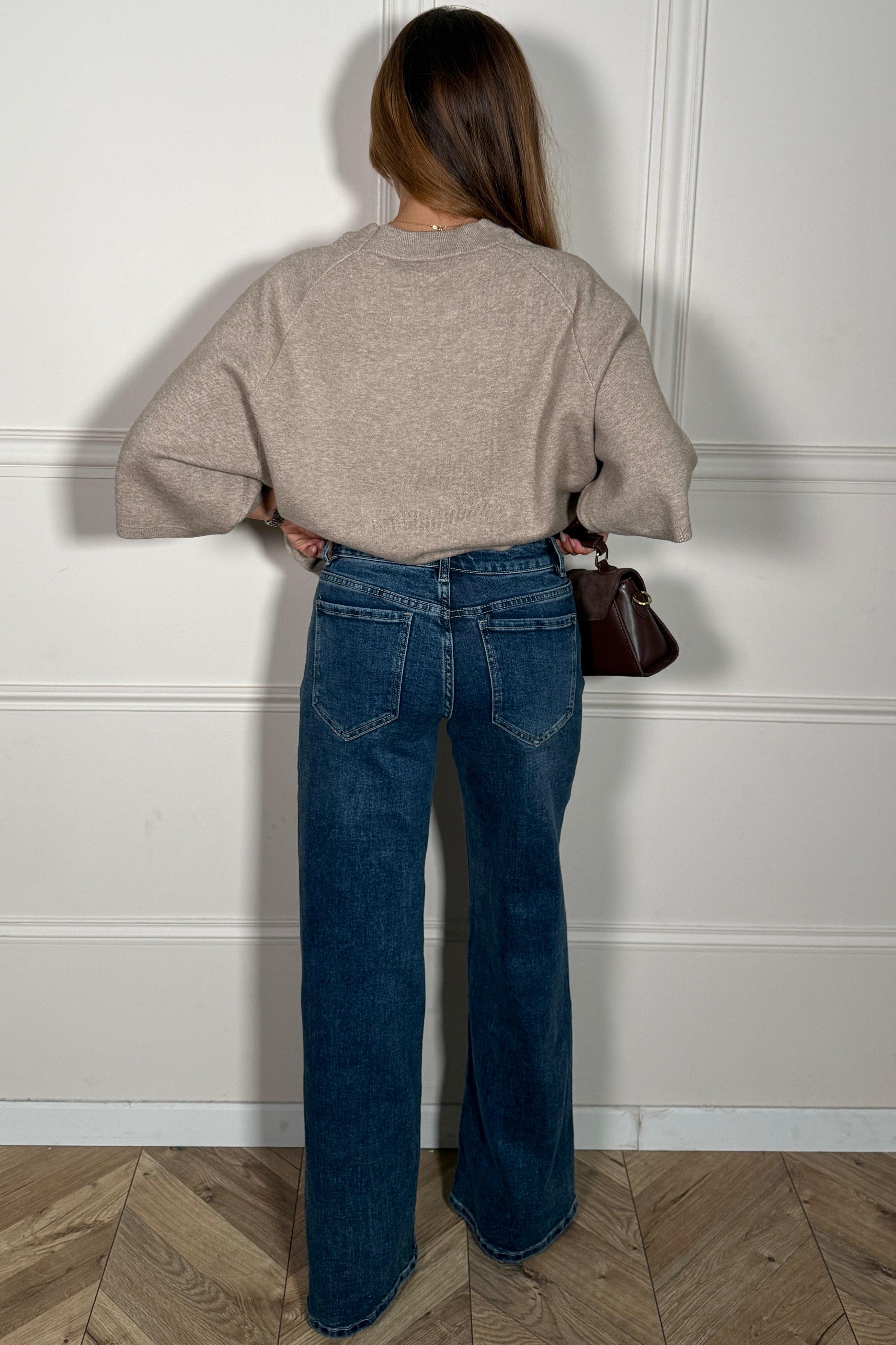 Femme portant le jean taille basse jambes larges avec top moderne, look streetwear