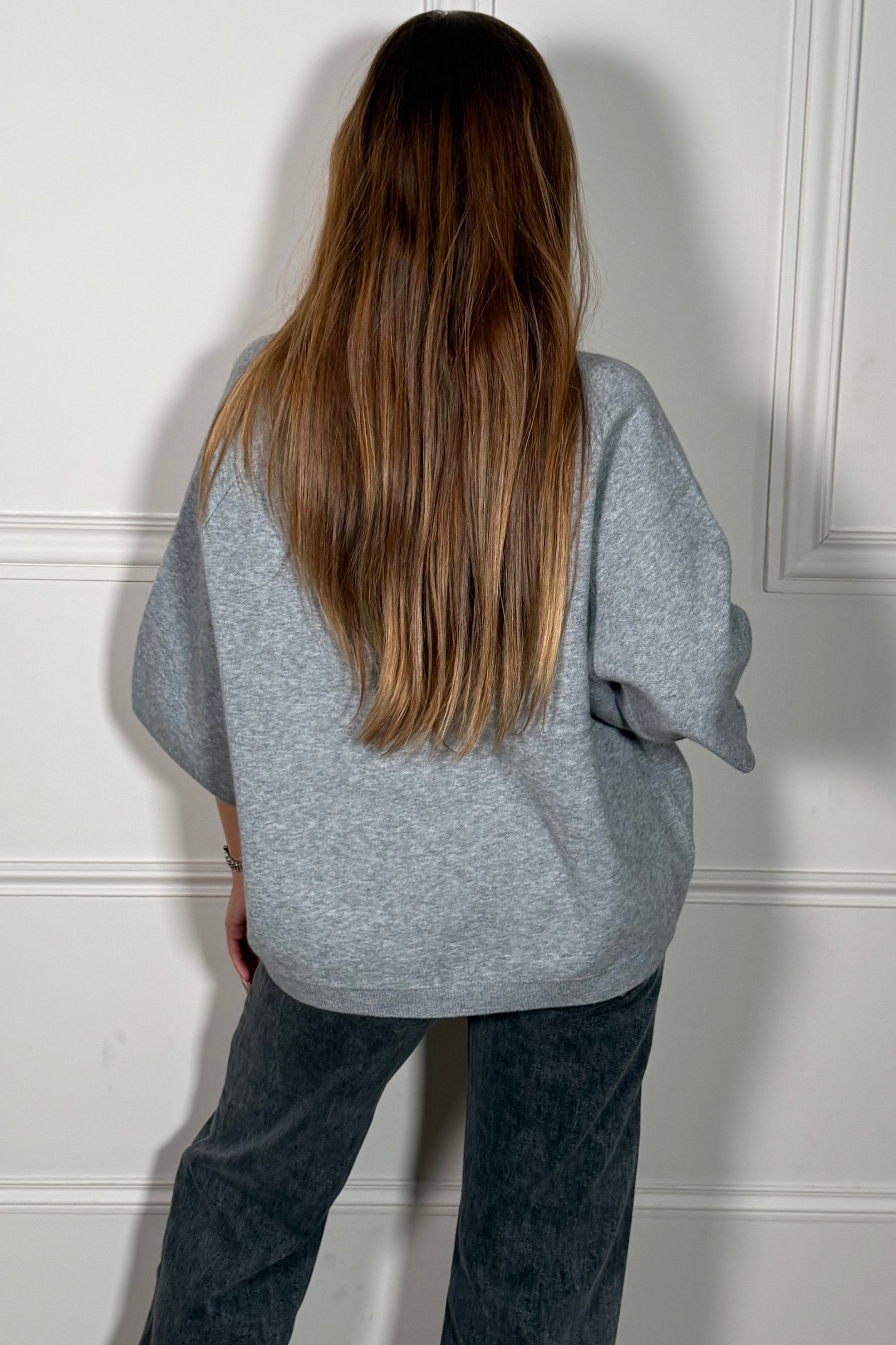 Pull femme porté de dos en situation - élégance et confort réunis