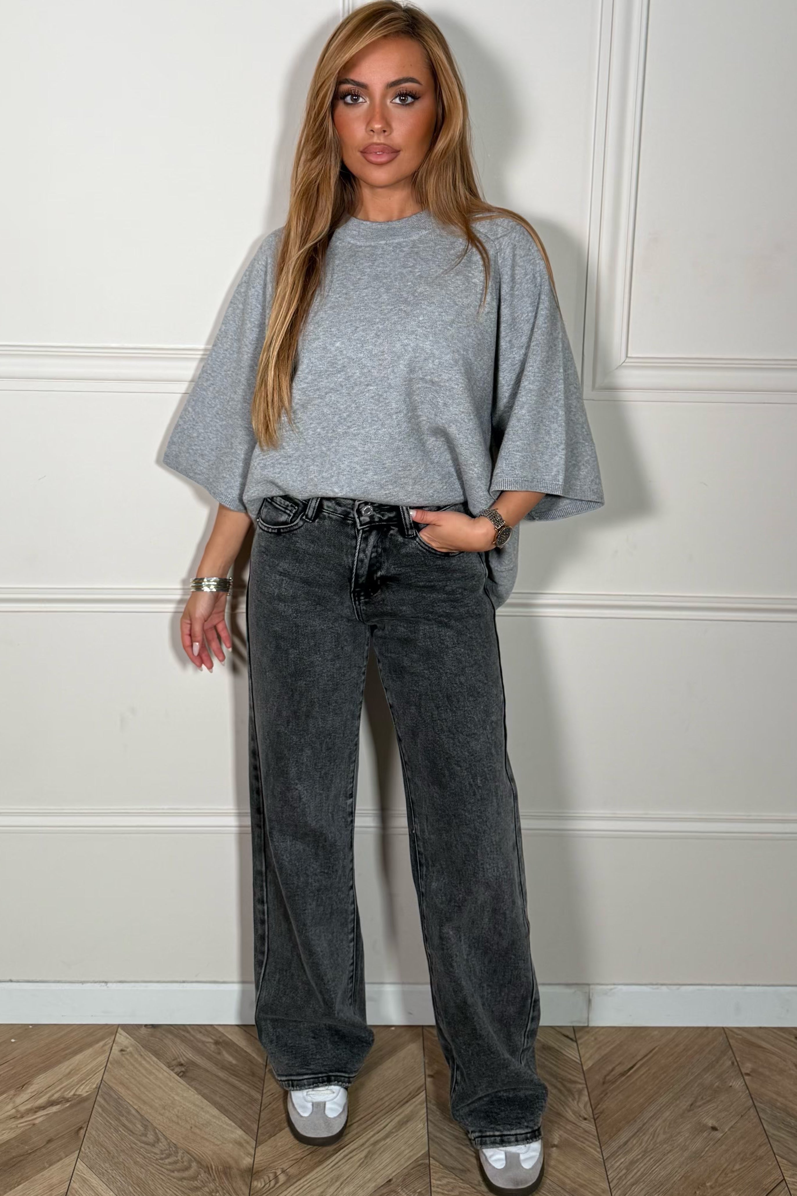 Jean femme taille basse jambes larges, coupe vintage moderne, vue de face