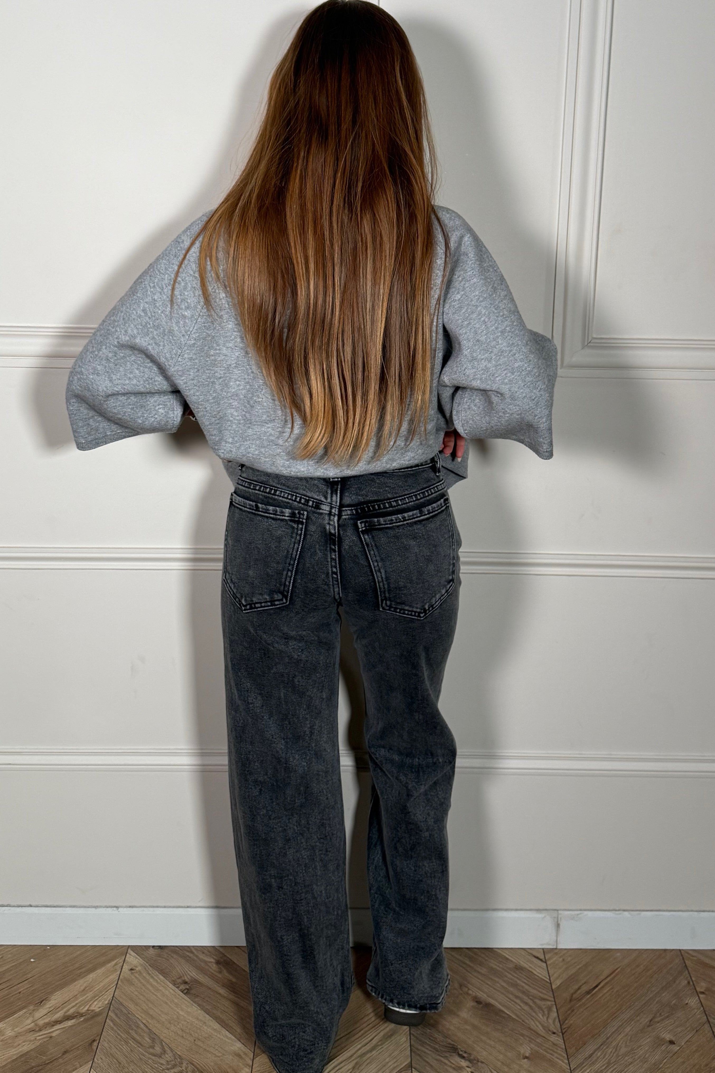 Détail de la taille basse et coupe jambes larges du jean femme