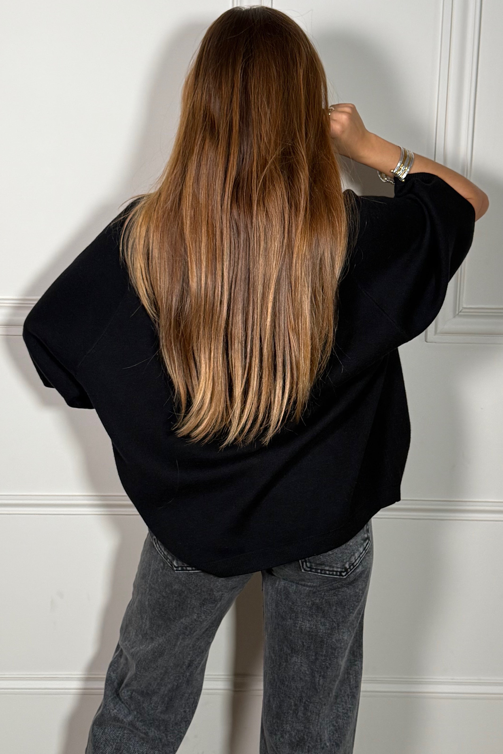 Vue dorsale complète du pull femme - silhouette moderne et raffinée