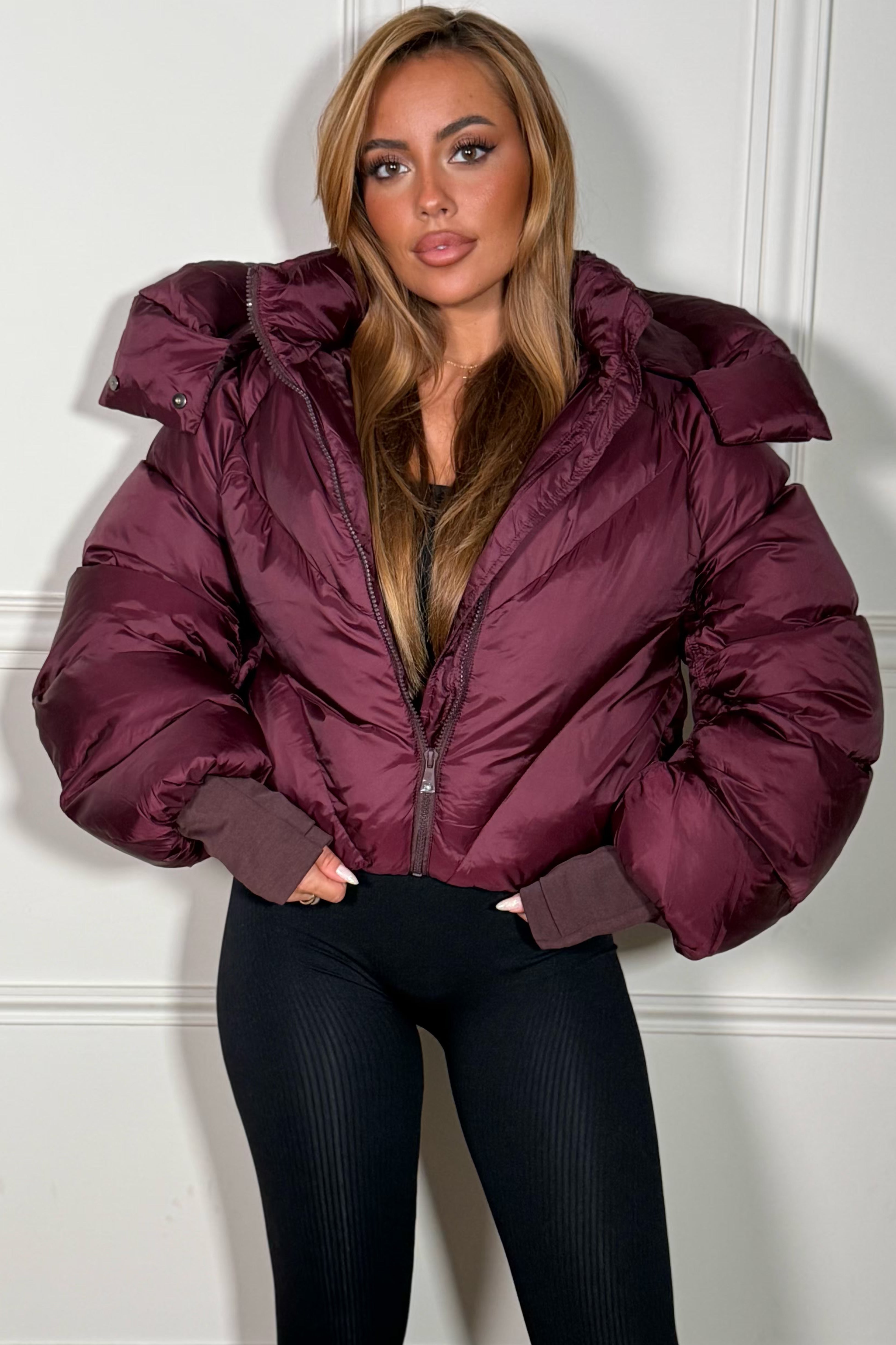 Doudoune courte coupe ballon femme noire, vue de face, style urbain moderne