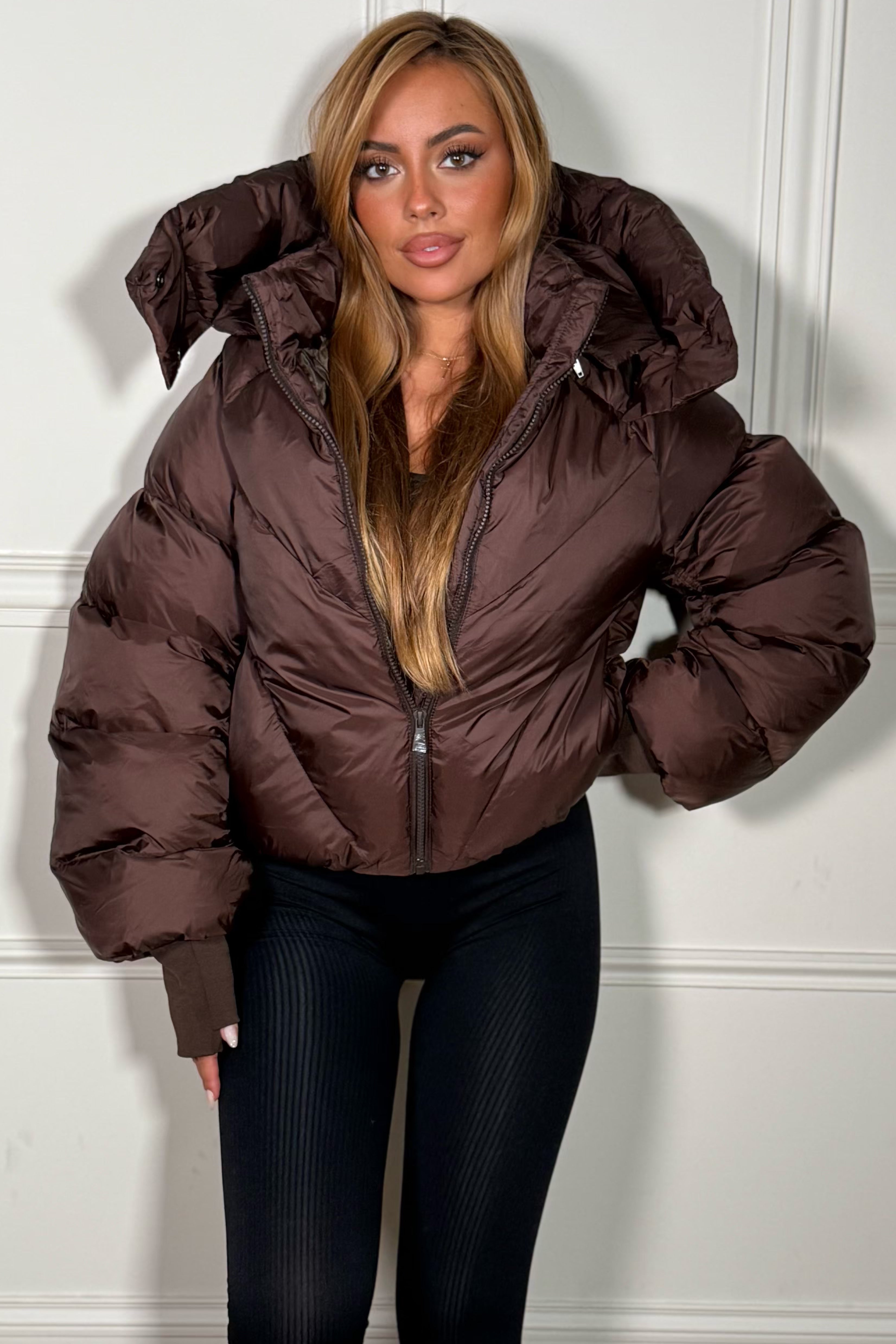 Femme portant la doudoune courte coupe ballon avec jean, look décontracté-chic