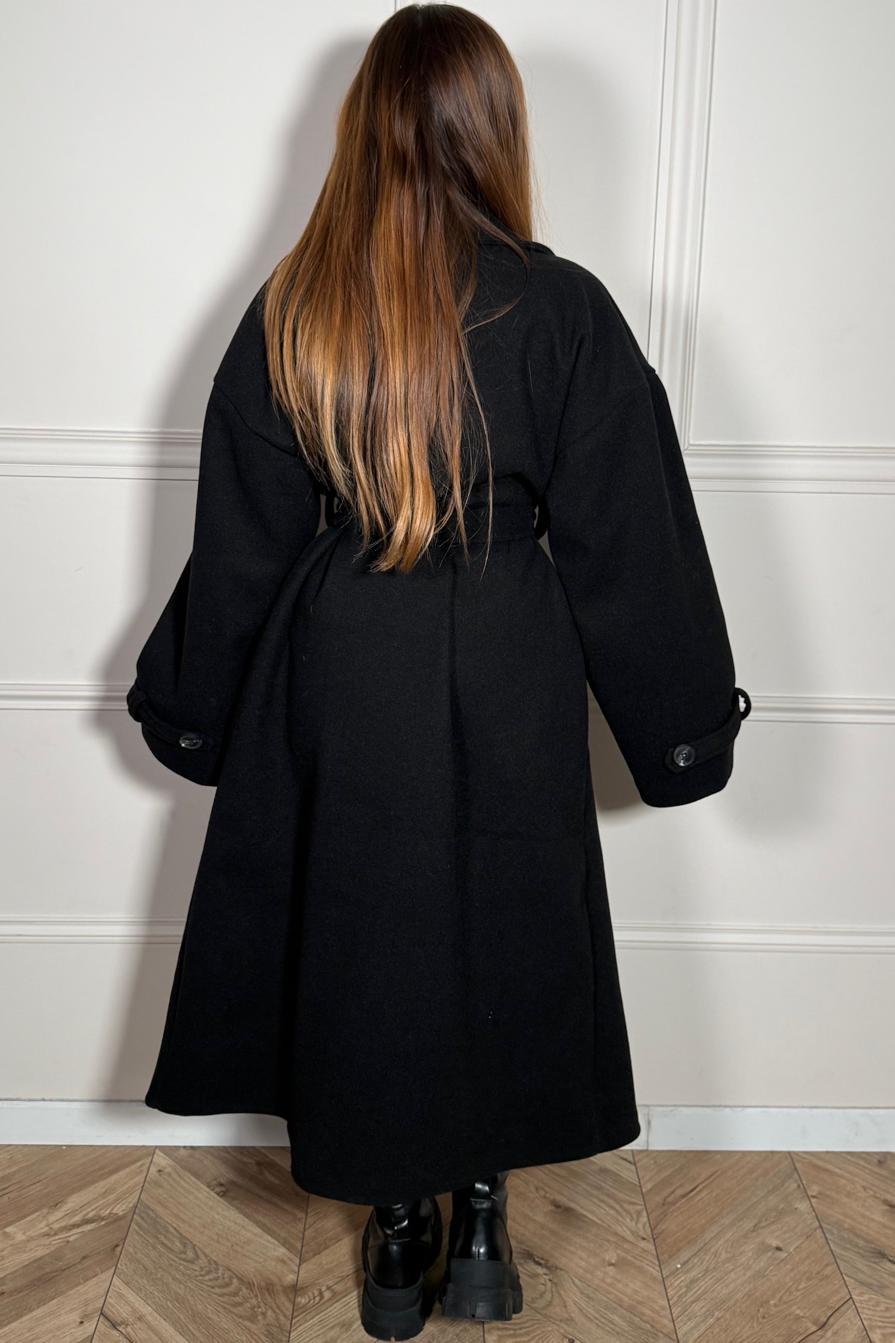 Détail dos du manteau trench, coutures et tombé du tissu feutré