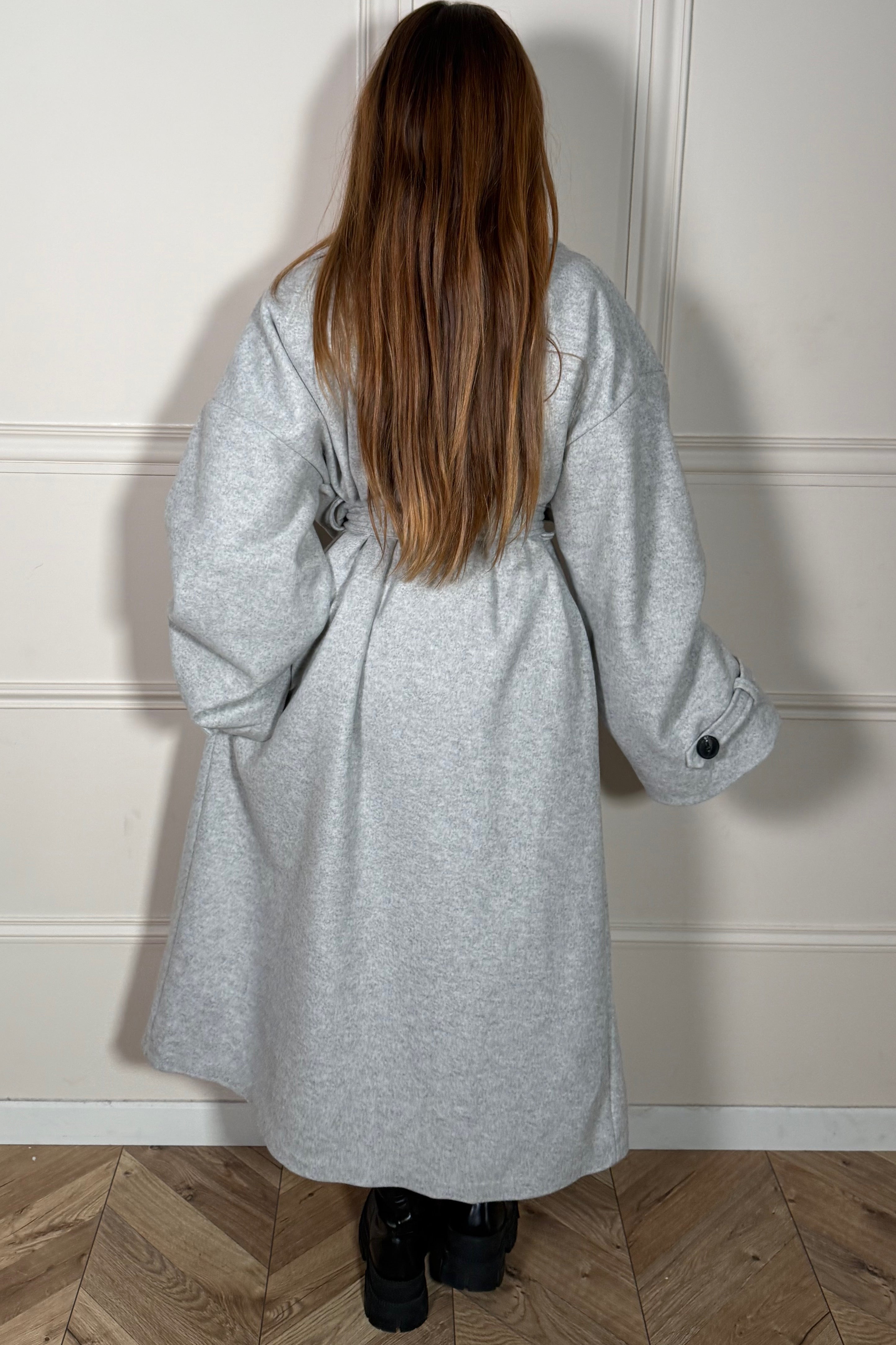 Manteau trench feutré femme vue de dos, coupe cintrée et finitions soignées
