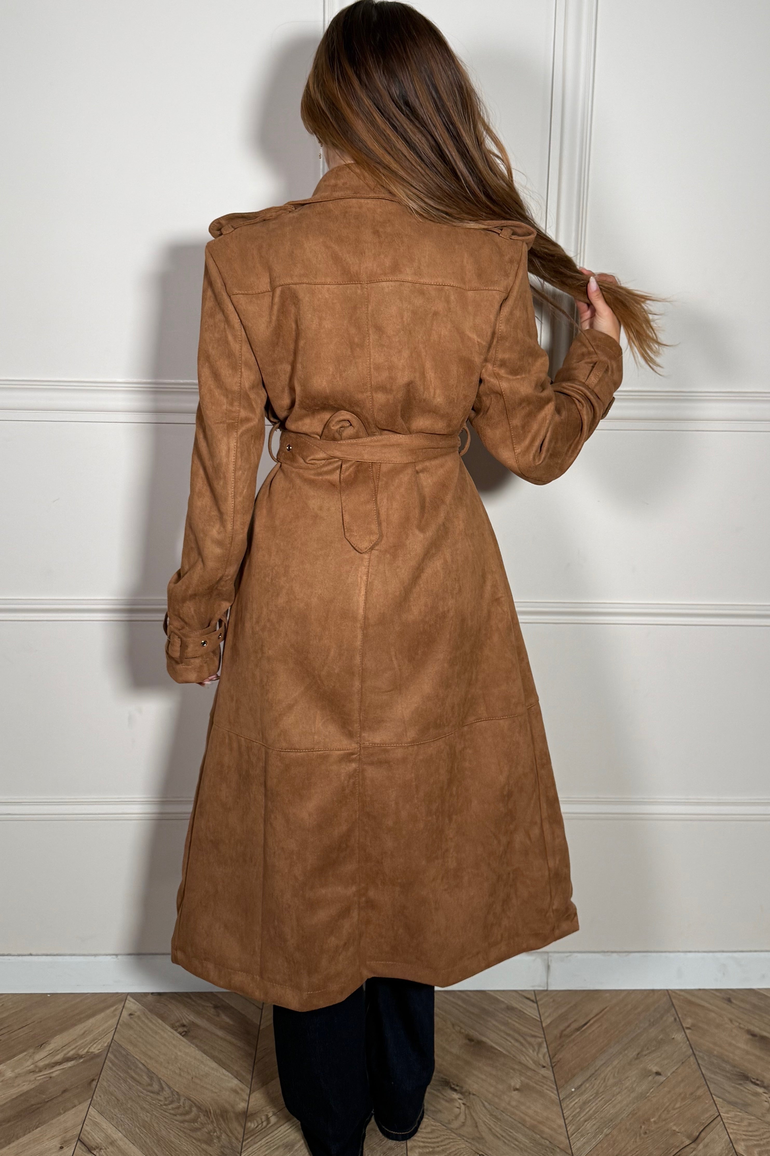 Trench coat femme en suédine vue de dos - coupe ajustée qui sublime la silhouette BLOOSHOP
