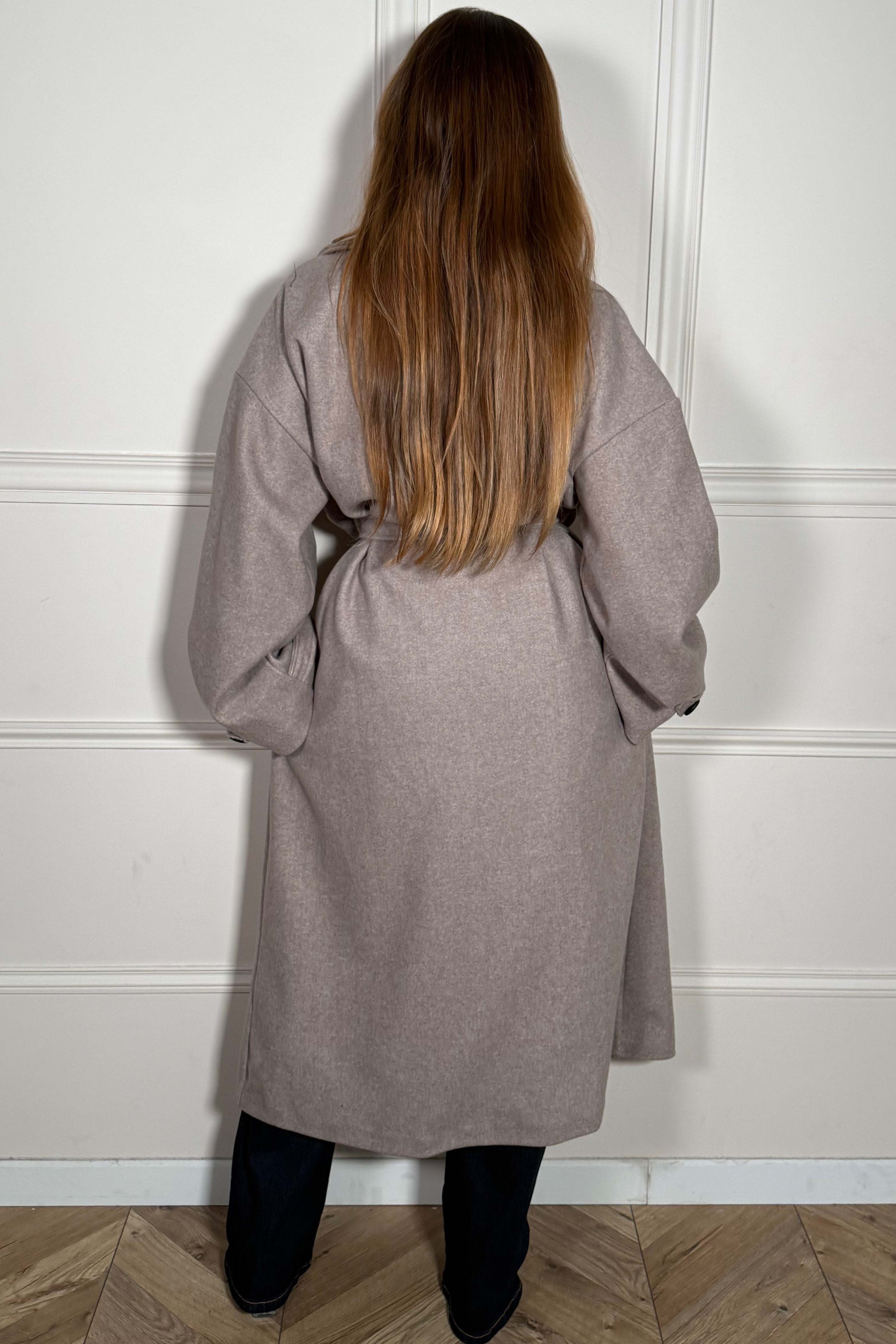 Manteau trench porté de dos, élégance et fluidité du mouvement