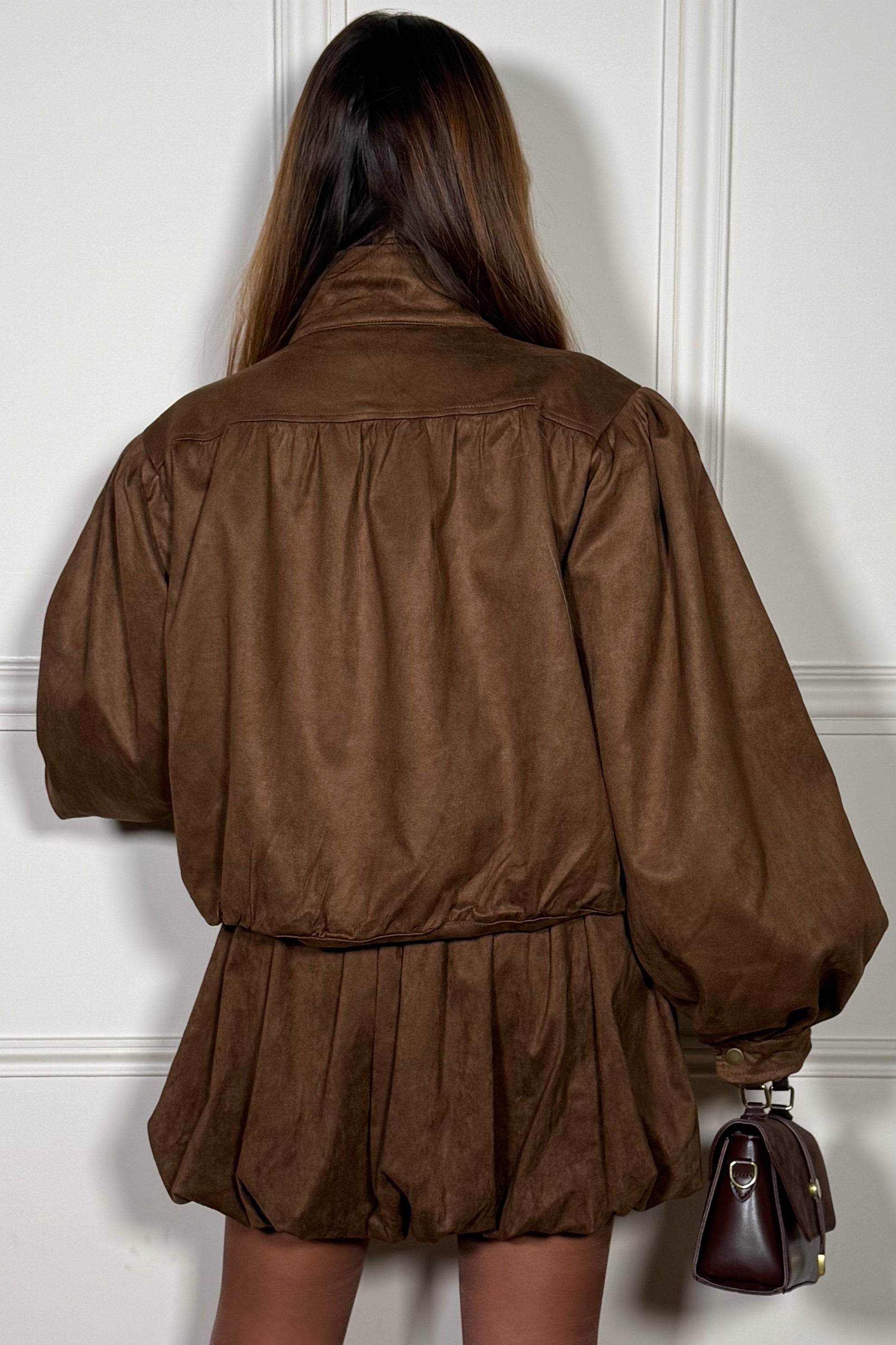 Veste suédine femme - vue de dos - épaulettes structurées BLOOSHOP
