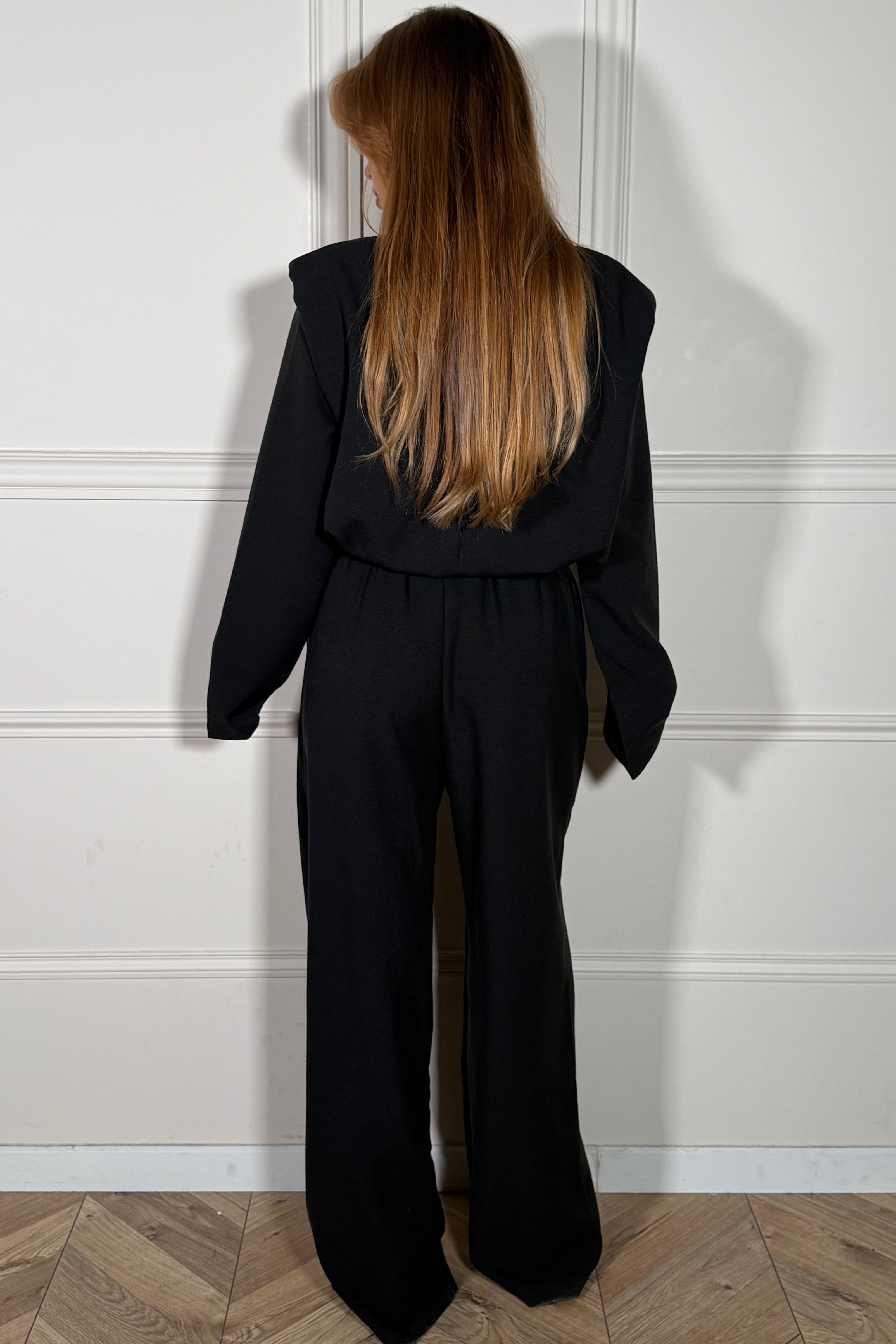 Pantalon ample fluide de l'ensemble coordonné BLOOSHOP, coupe confortable et flatteuse pour un style sophistiqué