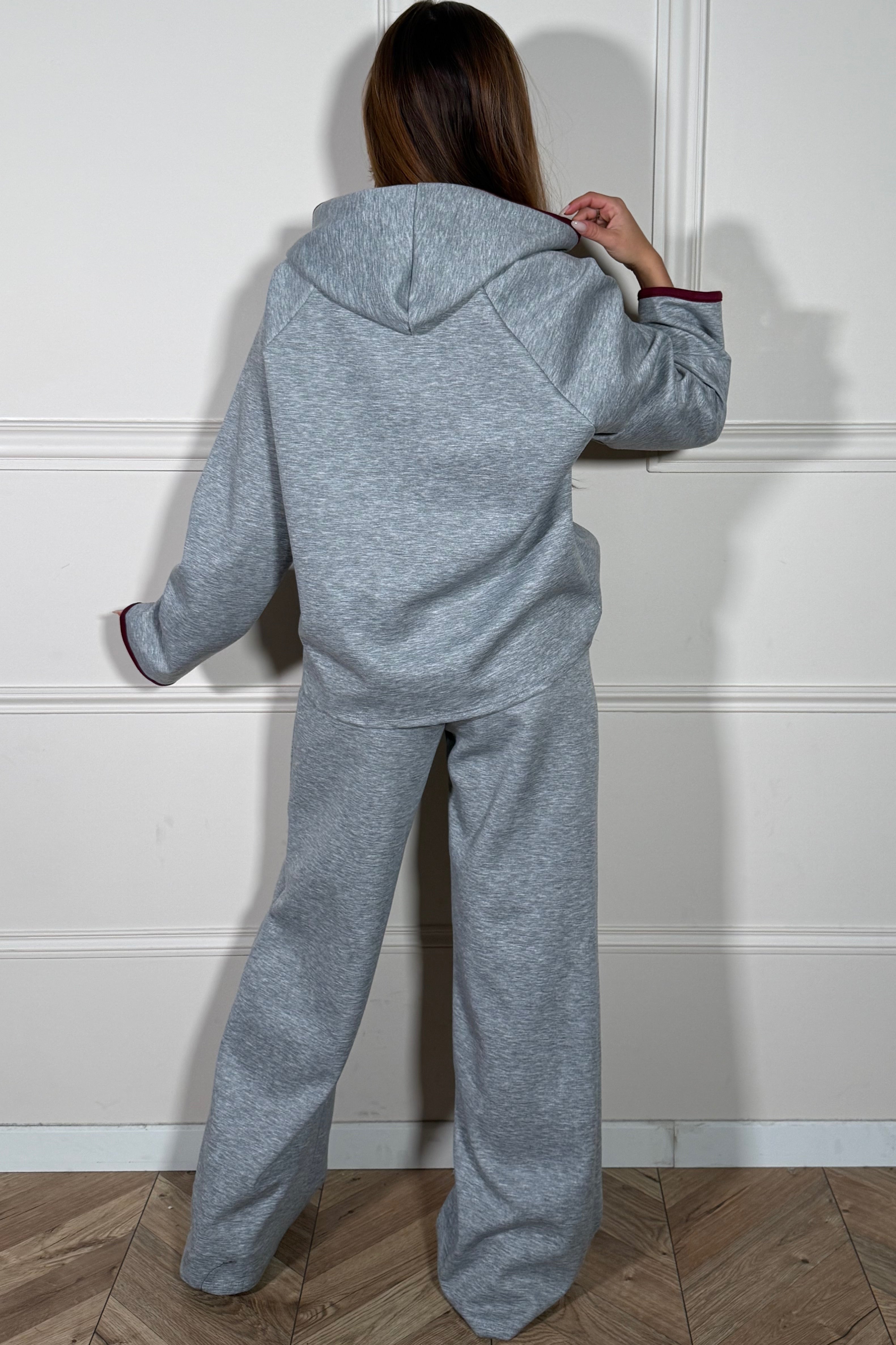 Détail du sweat à liserés contrastés de l'ensemble femme - finitions premium BLOOSHOP
