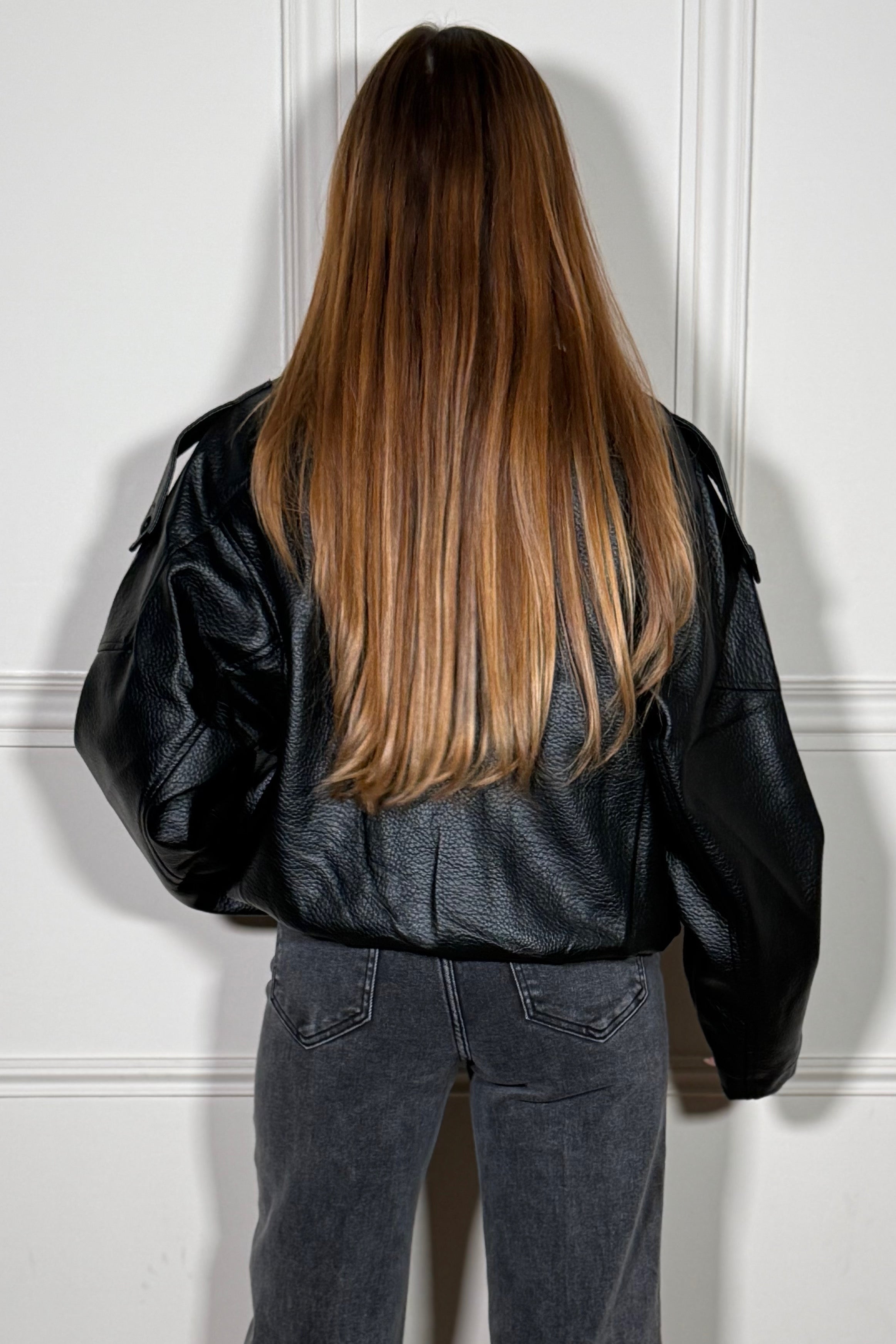 Blouson aviateur femme vue arrière - silhouette moderne et caractère affirmé BLOOSHOP
