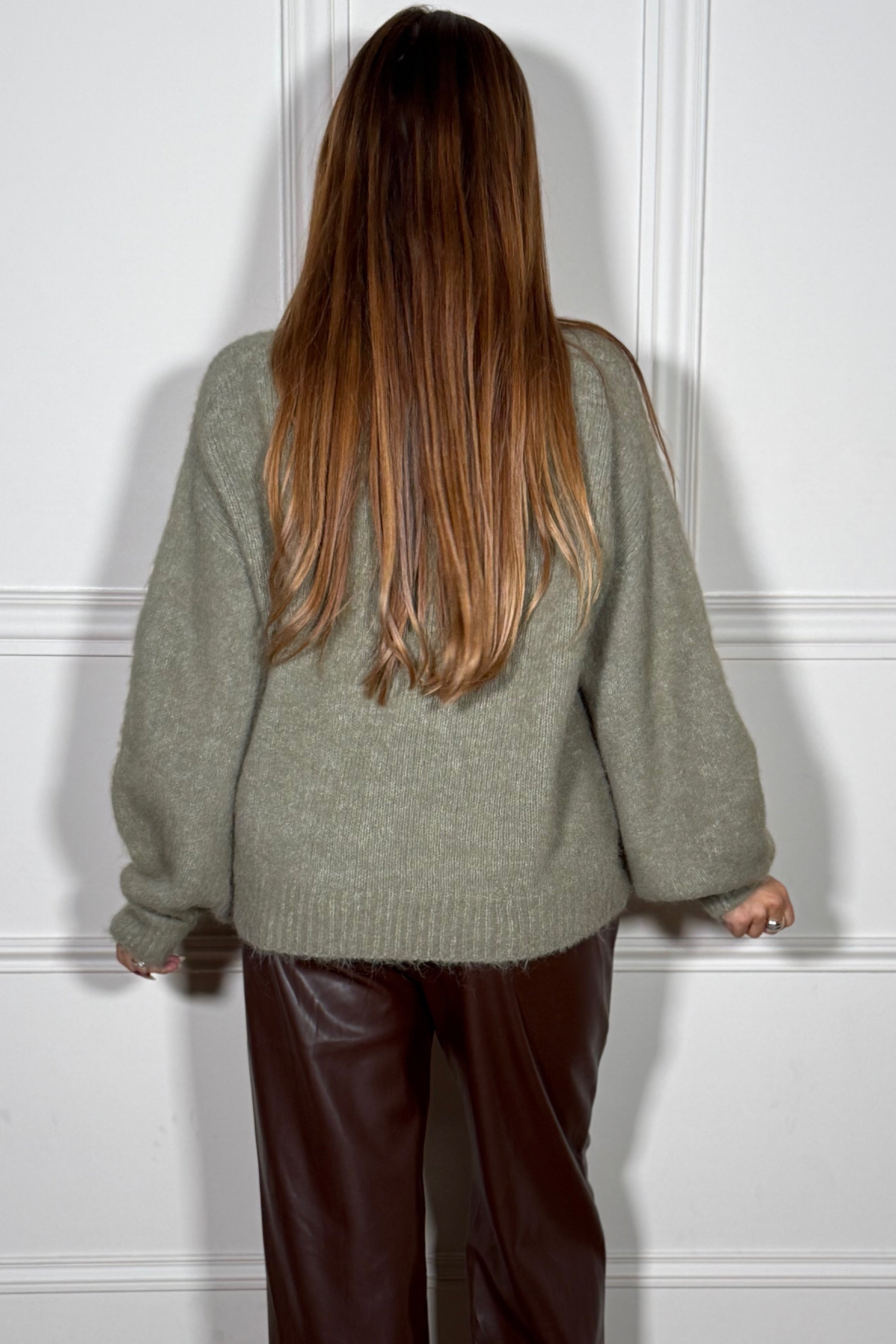 Pull mohair col V femme - vue de dos détaillée - qualité mohair BLOOSHOP