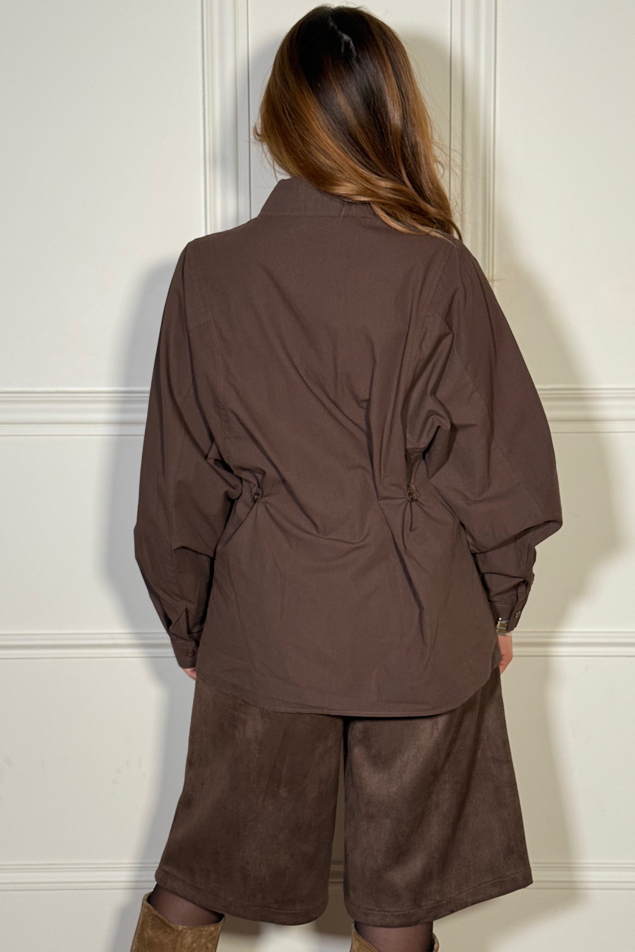 Détail dos boutonné chemise femme élégante