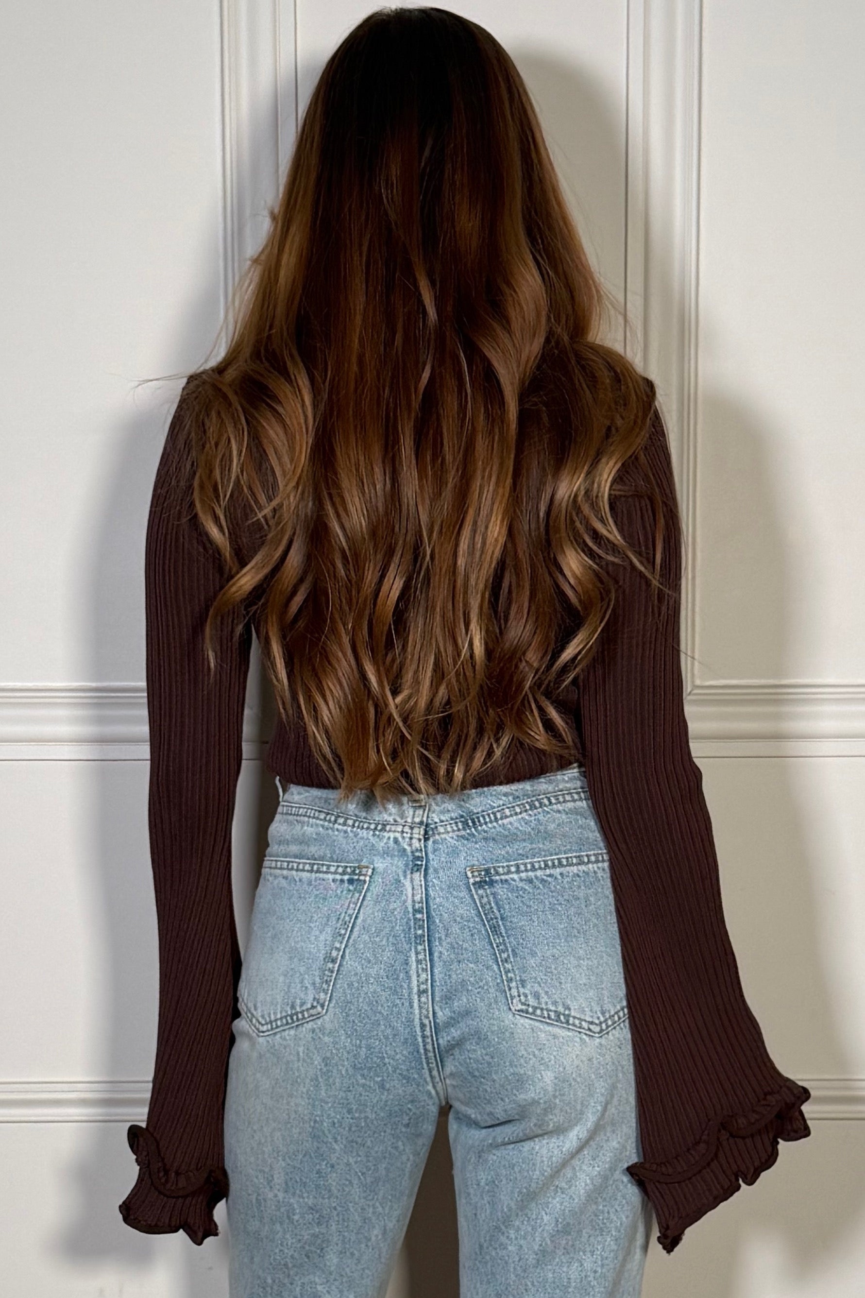 Détail manches évasées gilet pull côtelé femme, style bohème élégant