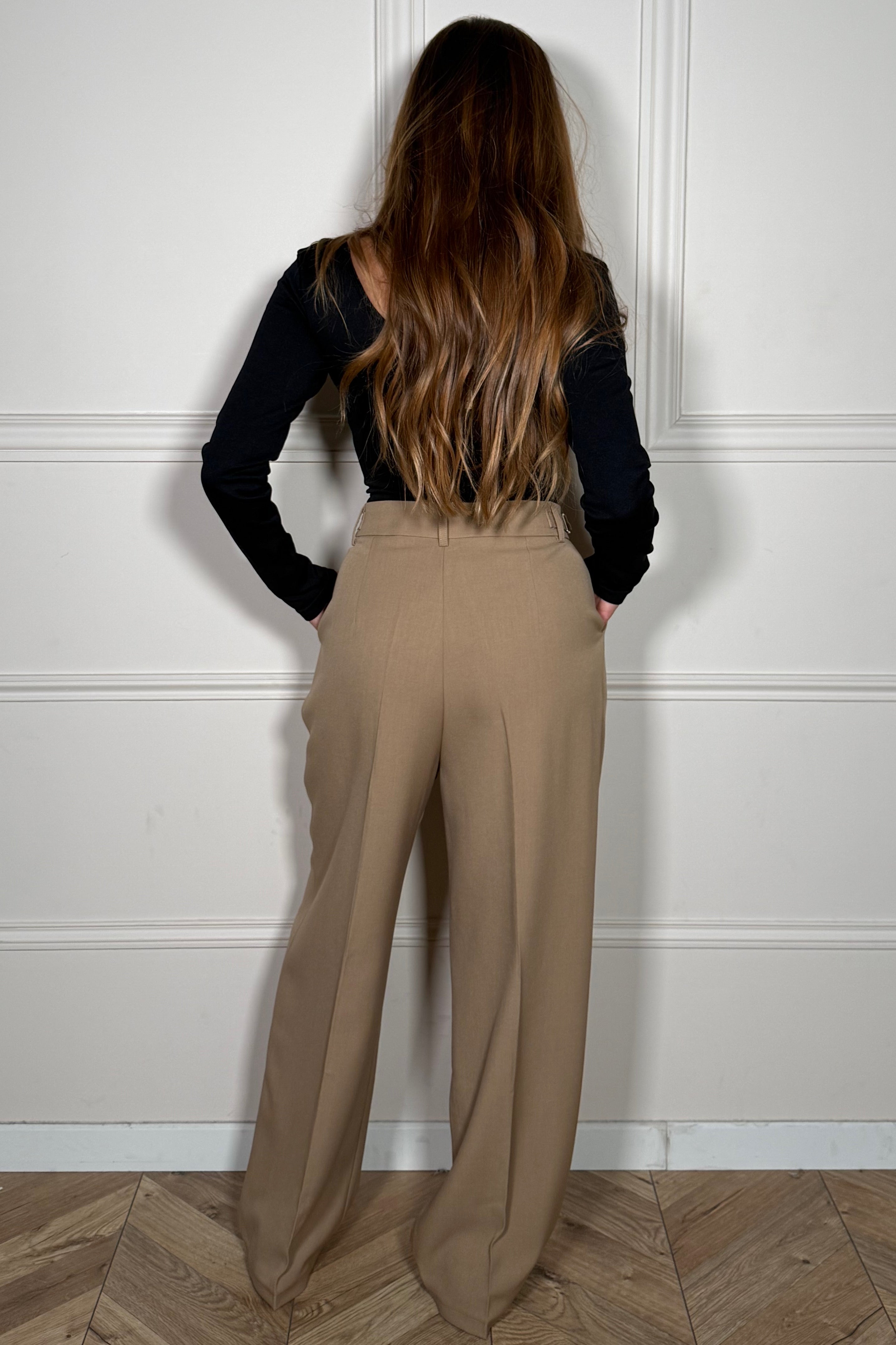 Pantalon femme urbain - mise en situation montrant le style moderne et polyvalent