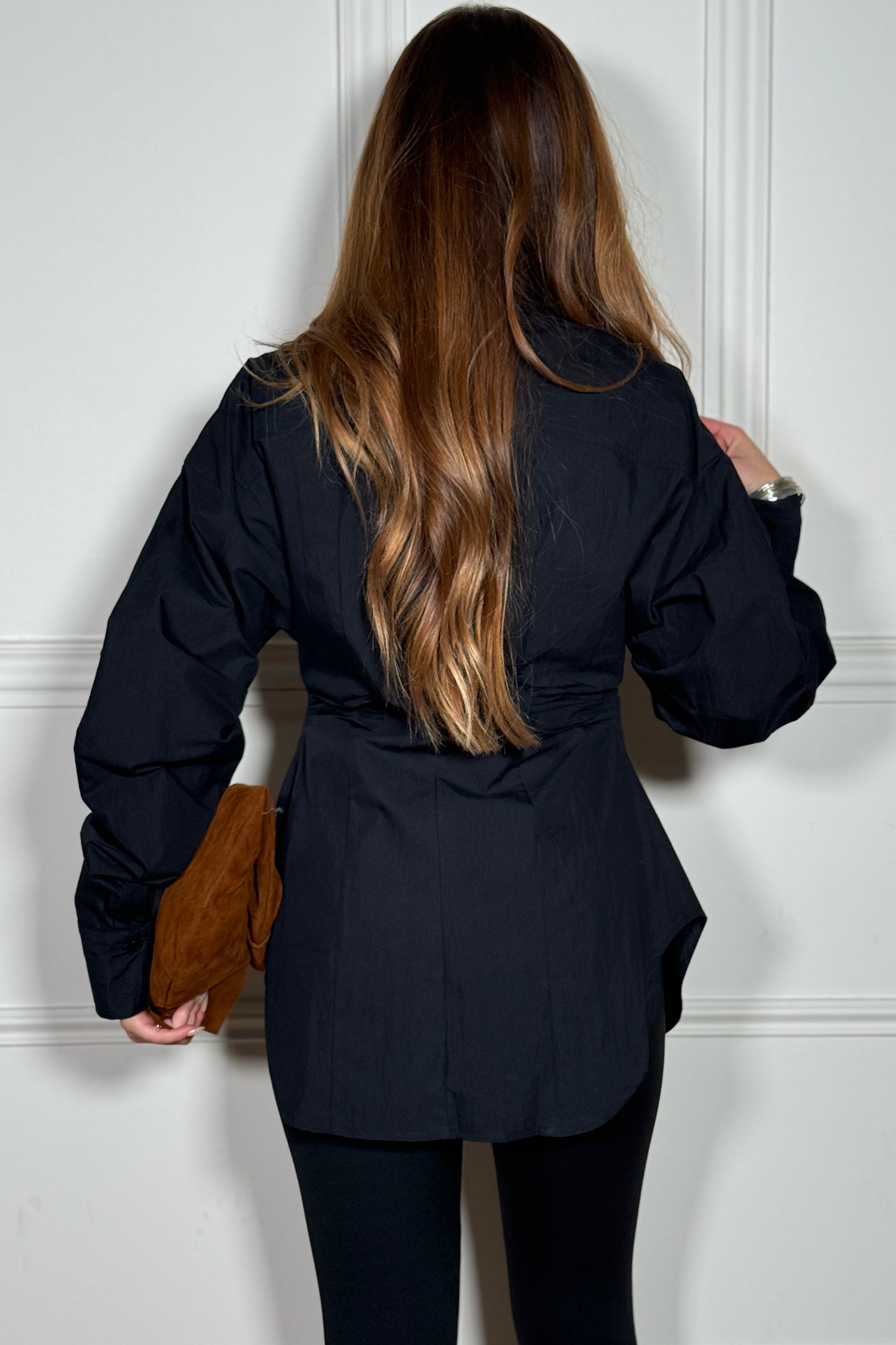 Chemise femme - vue latérale révélant la coupe ajustée et les proportions harmonieuses