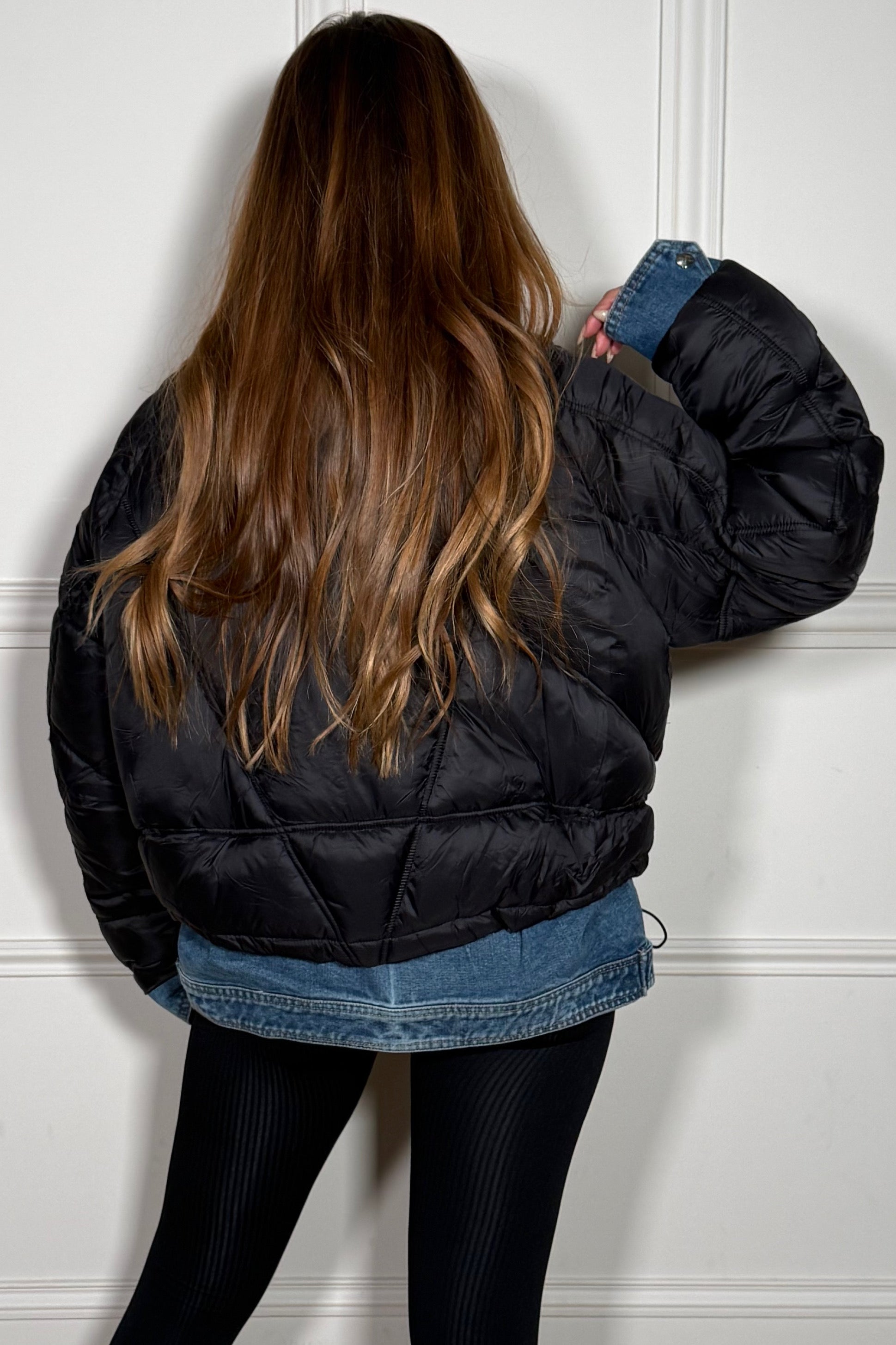 Doudoune détails jeans - vue rapprochée des empiècements denim aux manches pour un look superposé malin