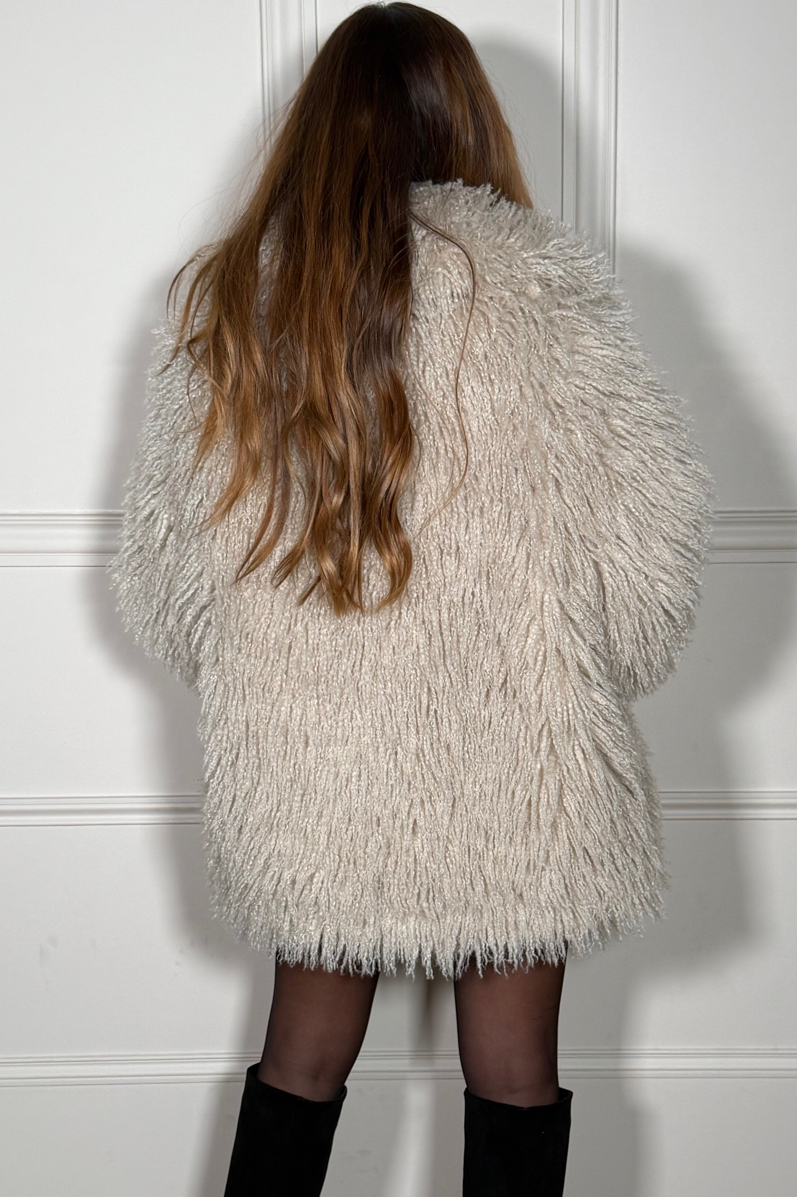 Détail texture pilou moelleuse et effet puff matelassé du manteau
