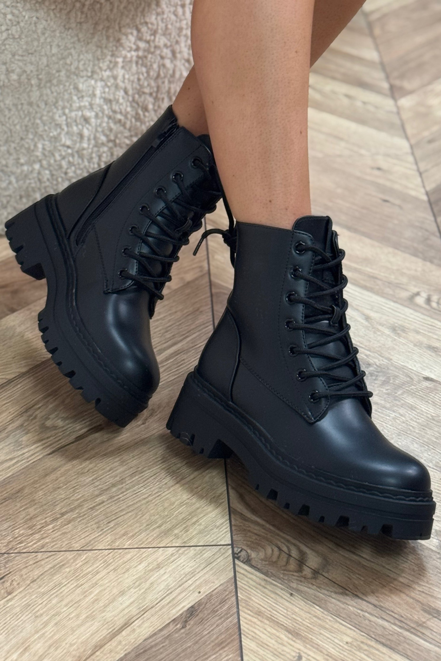 Bottines à lacets femme en simili cuir, style rock urbain et finition sophistiquée