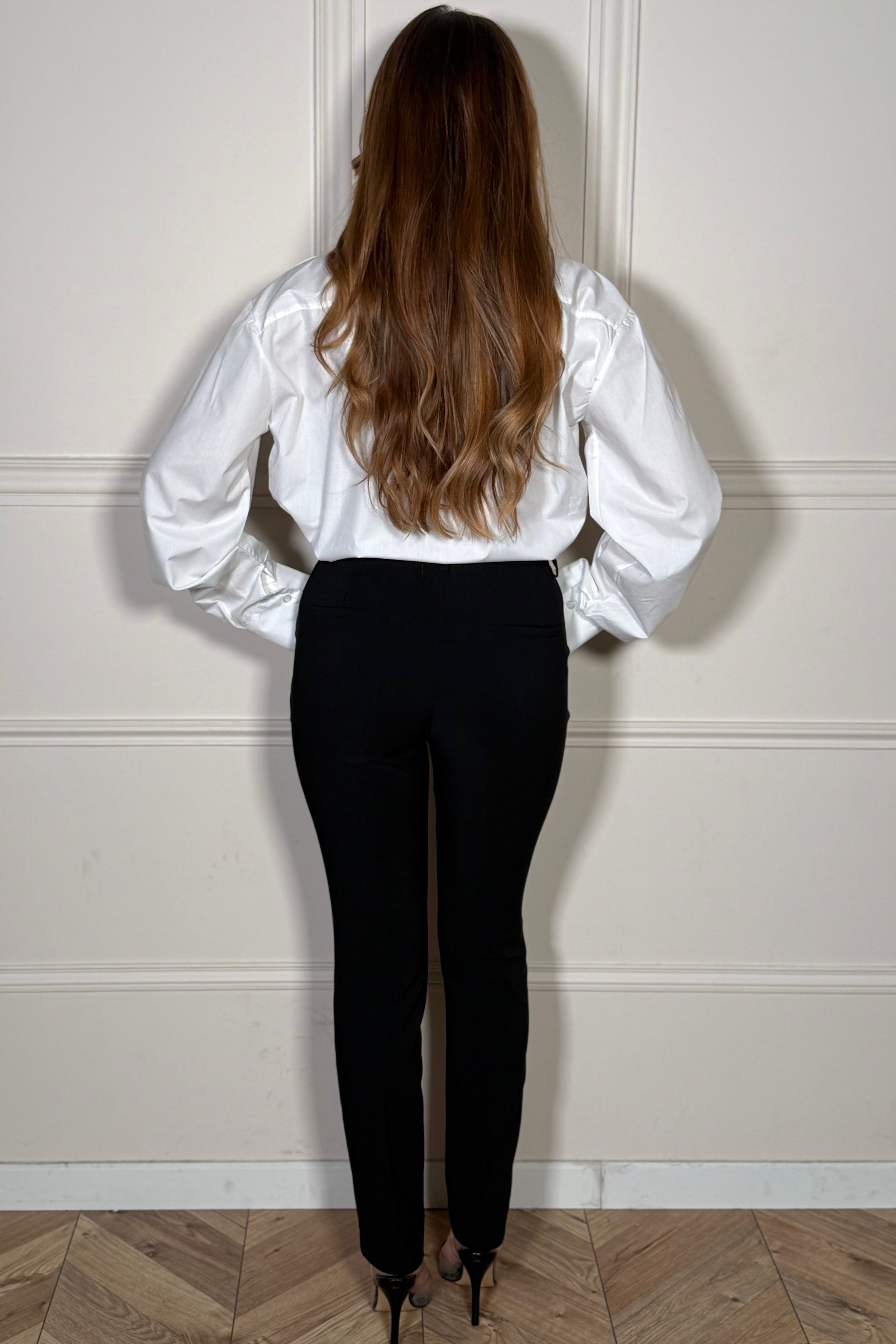 Vue latérale du pantalon à pinces avec tombé impeccable