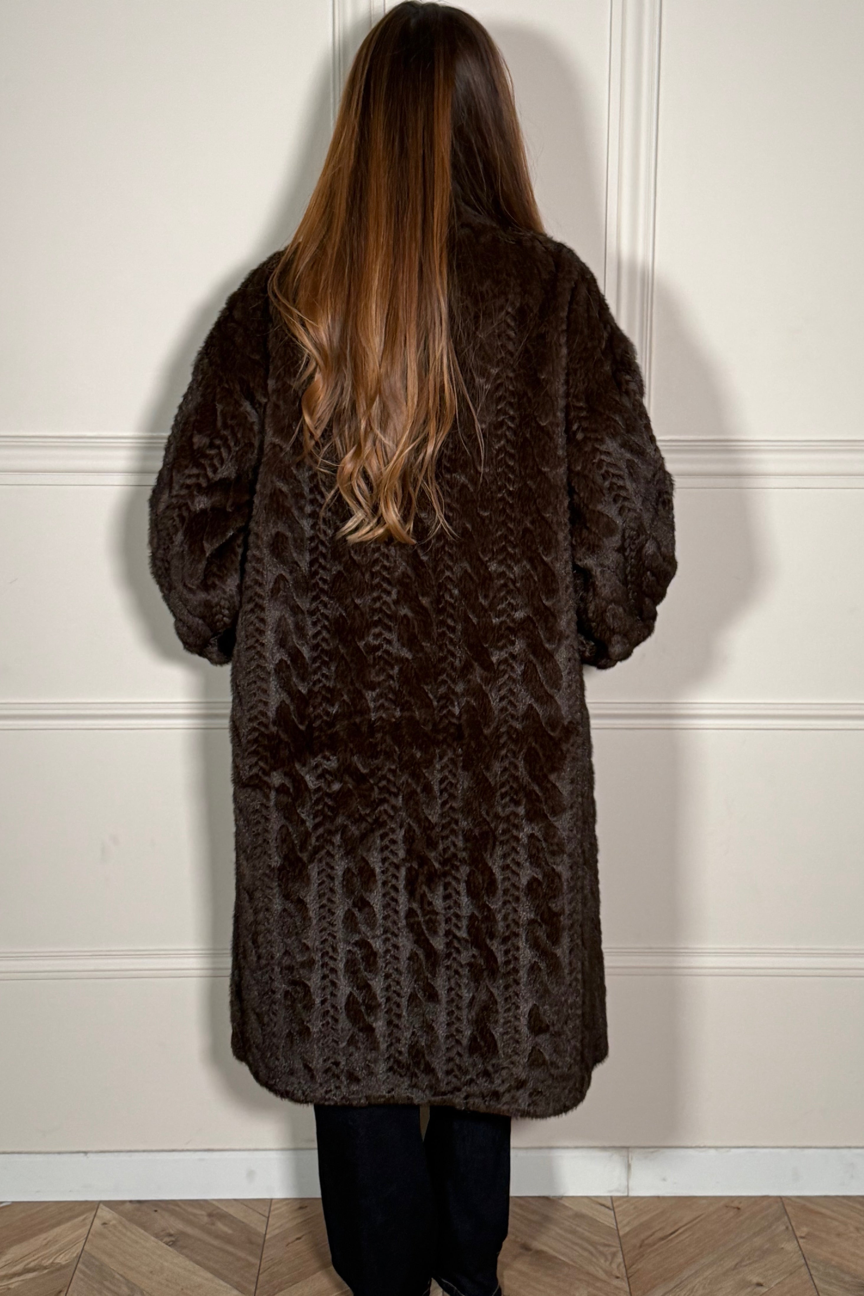 Détail des tresses sophistiquées sur la fausse fourrure luxueuse