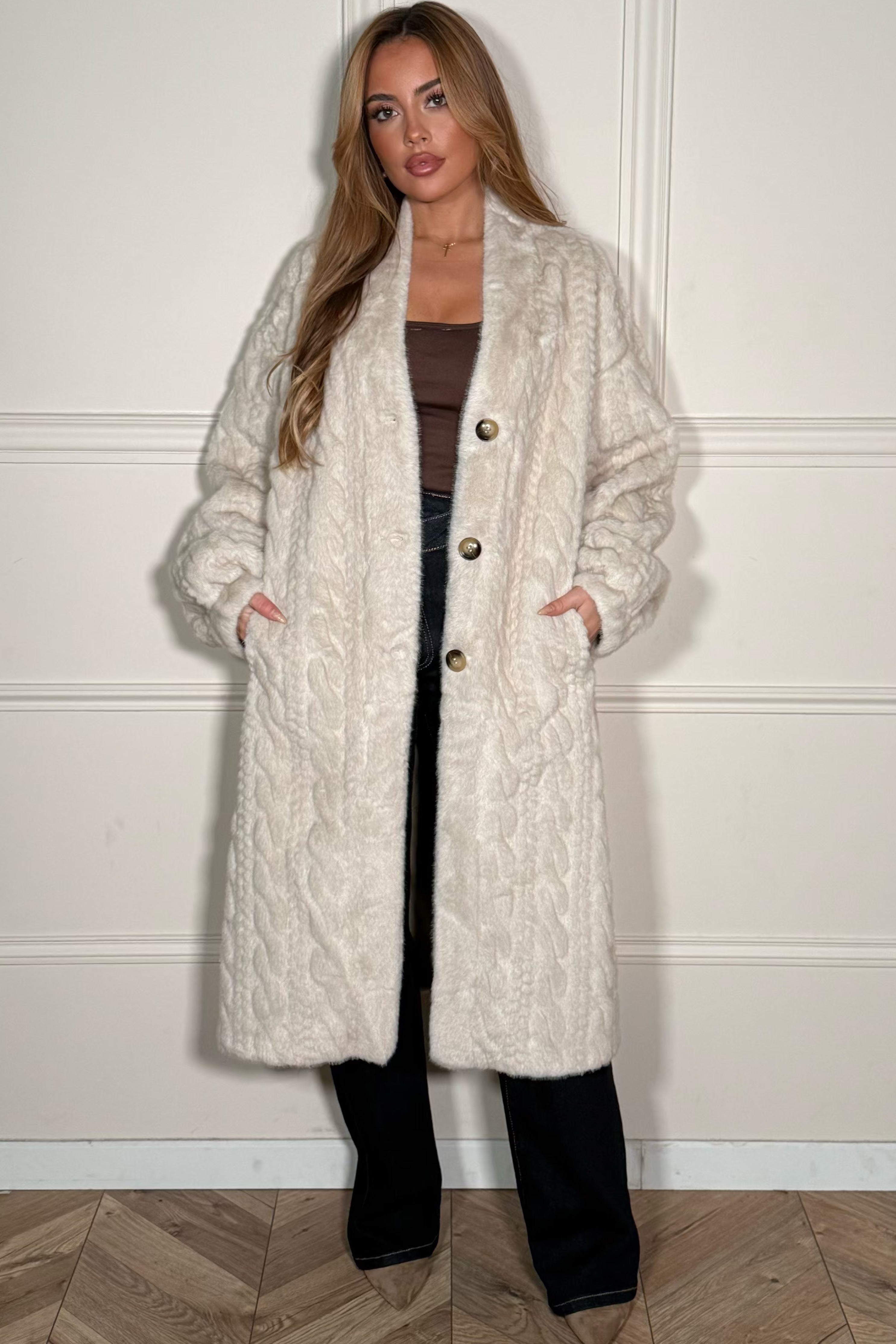 Manteau en fausse fourrure porté - vue complète de la coupe flatteuse